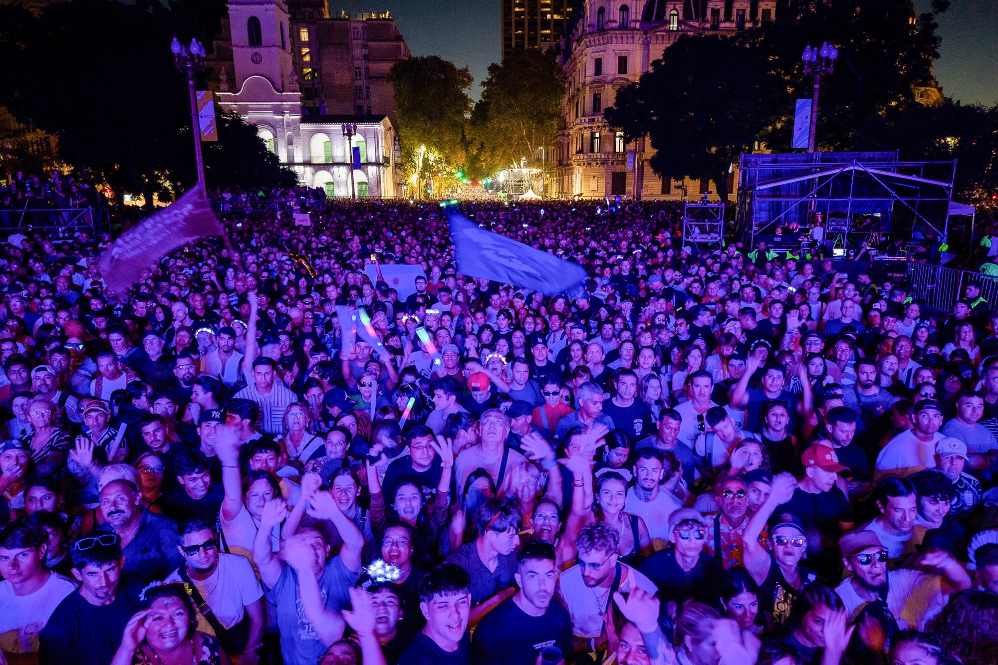 Miles de personas de todas las edades coincideron en la Plaza de Mayo para recordar con una fiesta electrónica religiosa el año de la muerte del papa Francisco