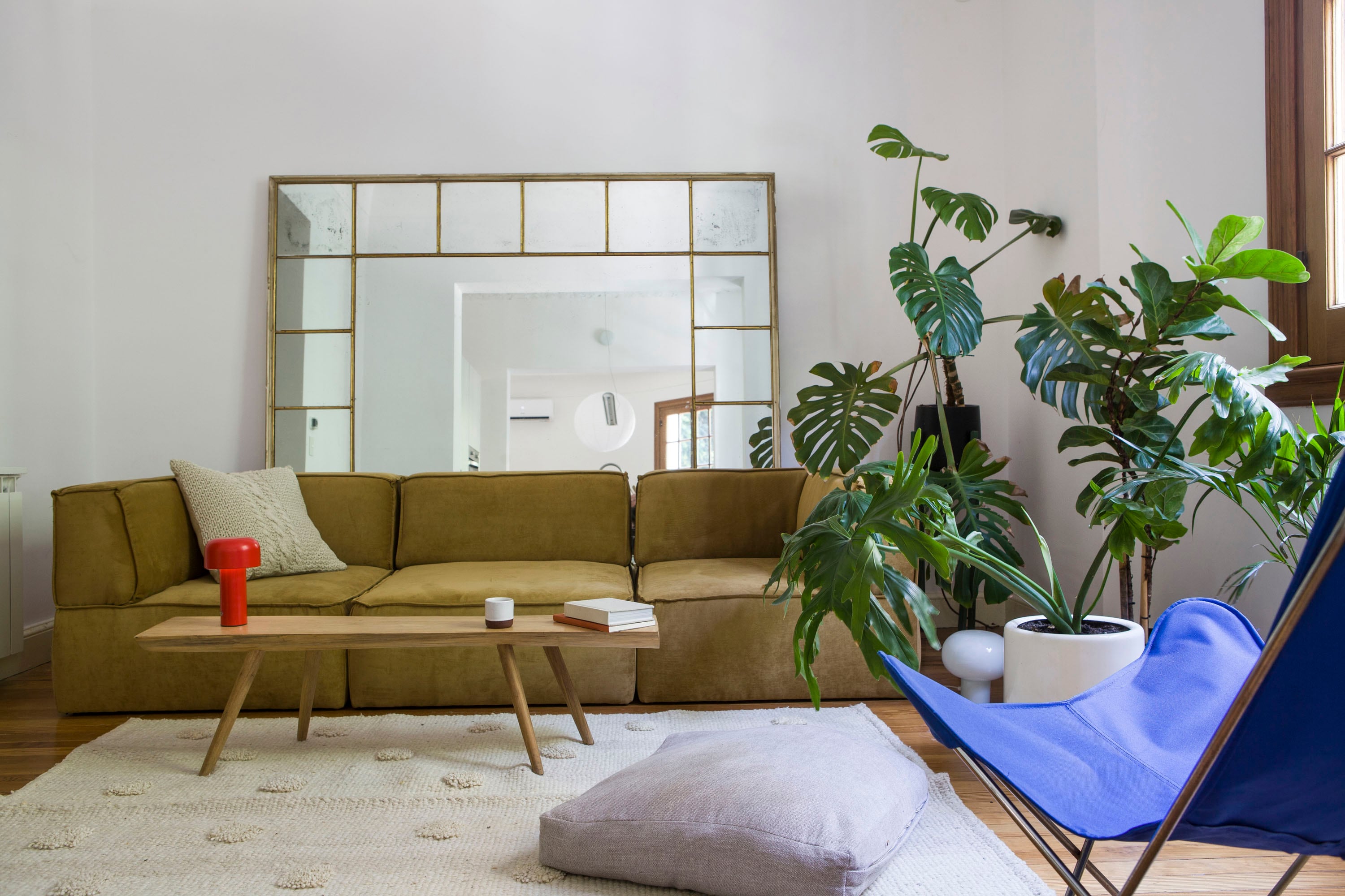 En línea con la idea de incorporar destellos de color, la tradicional silla ‘BKF’ se eligió en azul eléctrico. Sofá (Impronta Sillones)