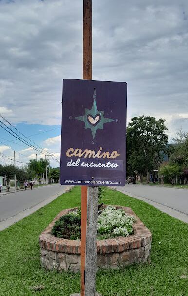 El logo del Camino del Encuentro. Aparecen letreros en varias paradas y altos del camino.