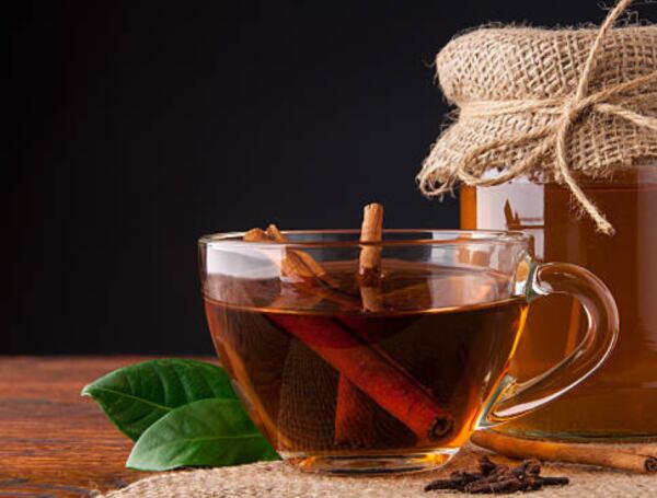 La infusión con canela ofrece beneficios digestivos y respiratorios, entre otros