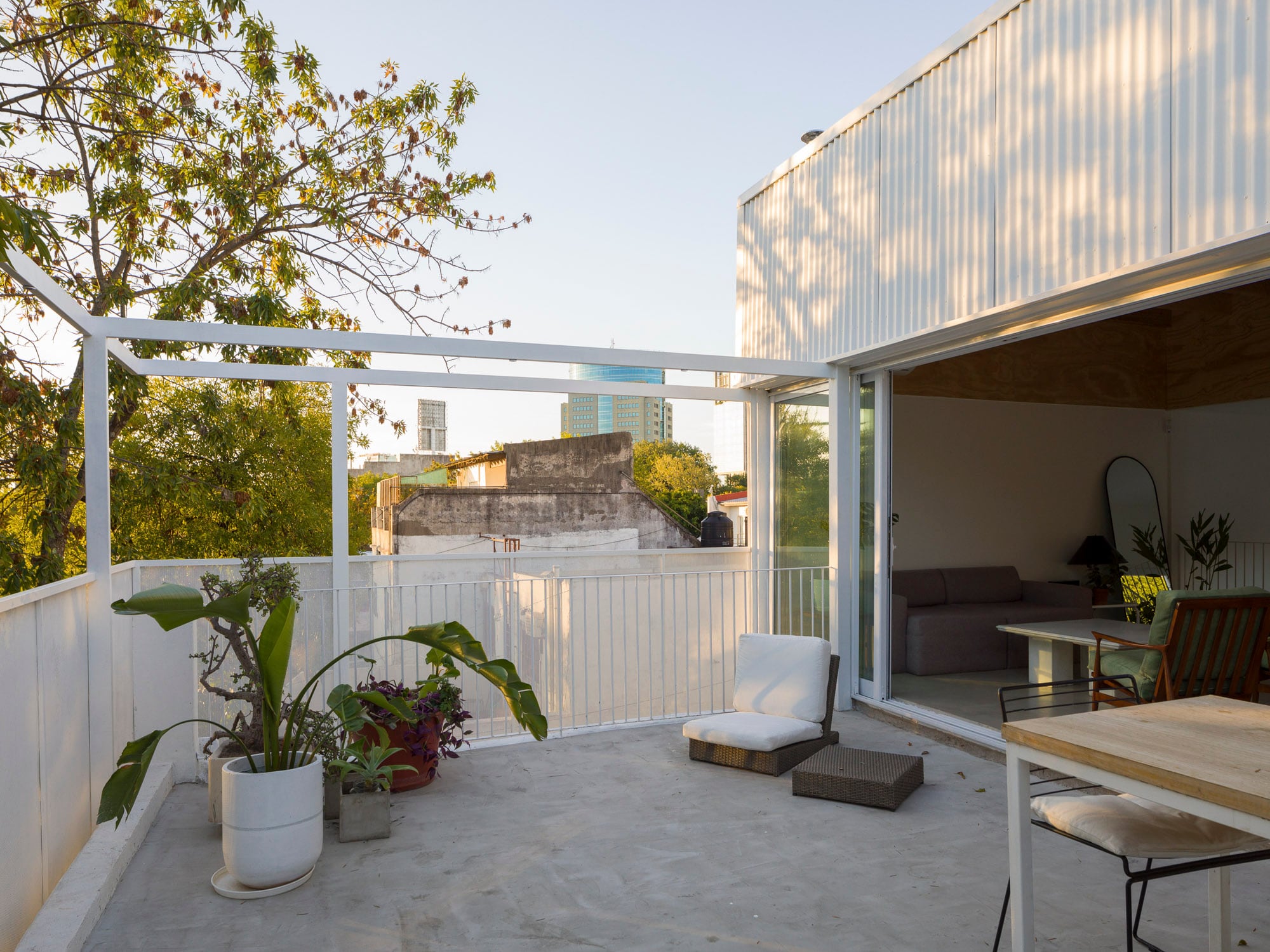 La piel metálica sobre la fachada regula el espacio exterior de la terraza, con carpinterías que se abren por completo y buscan fusionar el interior con el exterior.