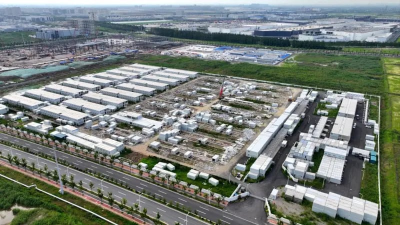La fábrica de sistemas de almacenamiento de energía de Tesla en Shanghai (China) es la primera fuera de EE.UU. que fabrica baterías de almacenamiento de energía conocidas como Megapacks