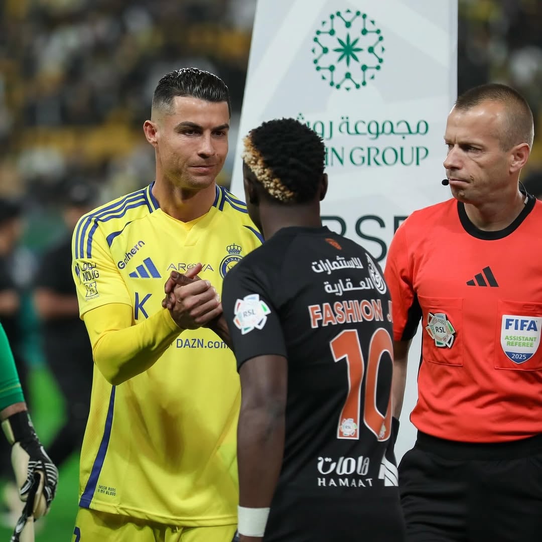La foto que subió a sus redes Fashion Sakala, jugador de Zambia, jugando contra Cristiano Ronaldo en Arabia Saudita