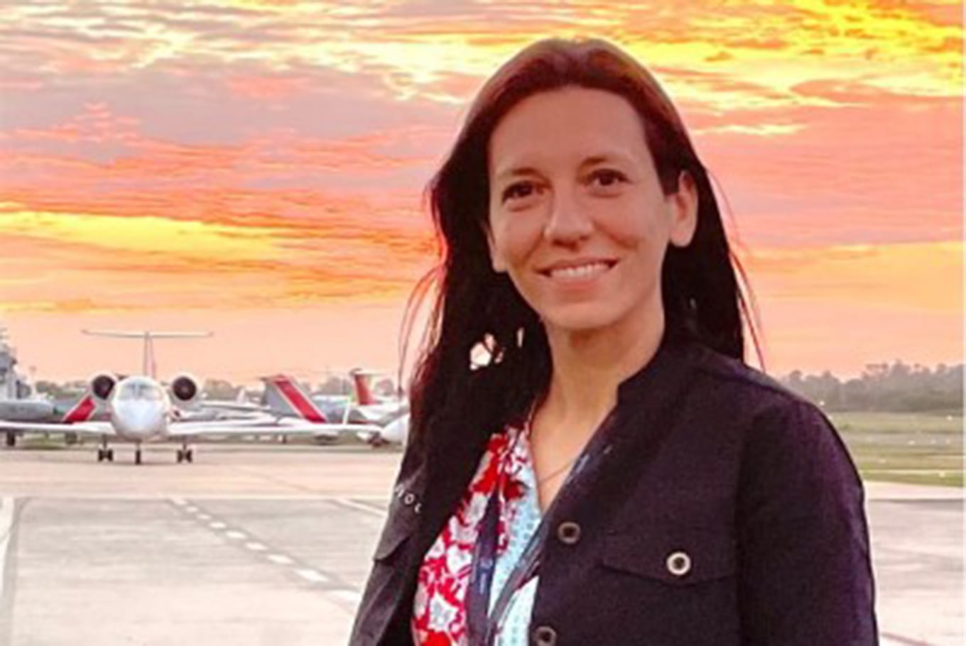 La secretaria del piloto denunció que el amigo de Adorni la hostiga y la justicia dispuso medidas