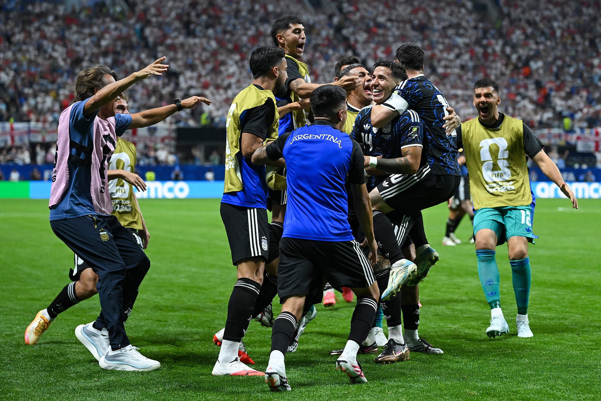 La selección argentina festeja el triunfo frente a Inglaterra