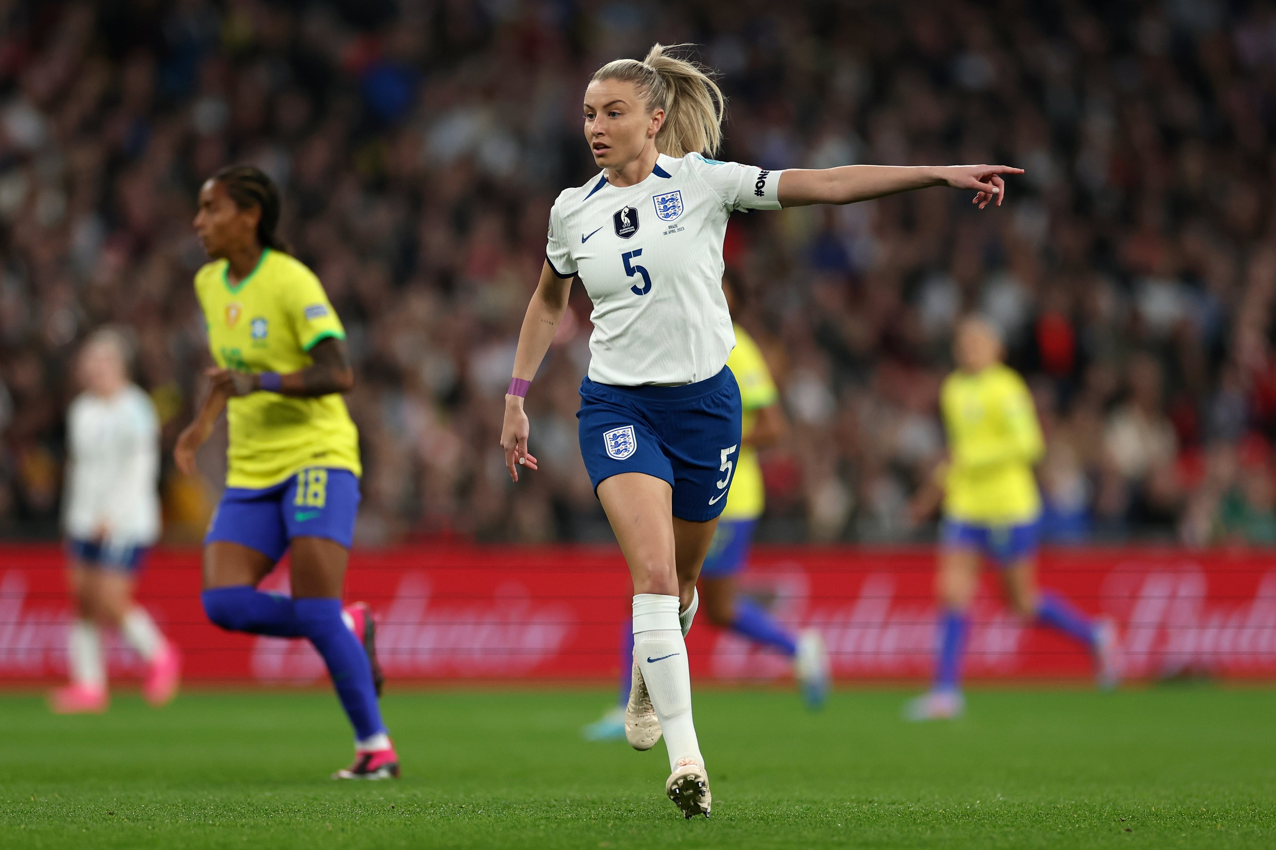 Leah Williamson se desempeña como futbolista de la selección de Inglaterra