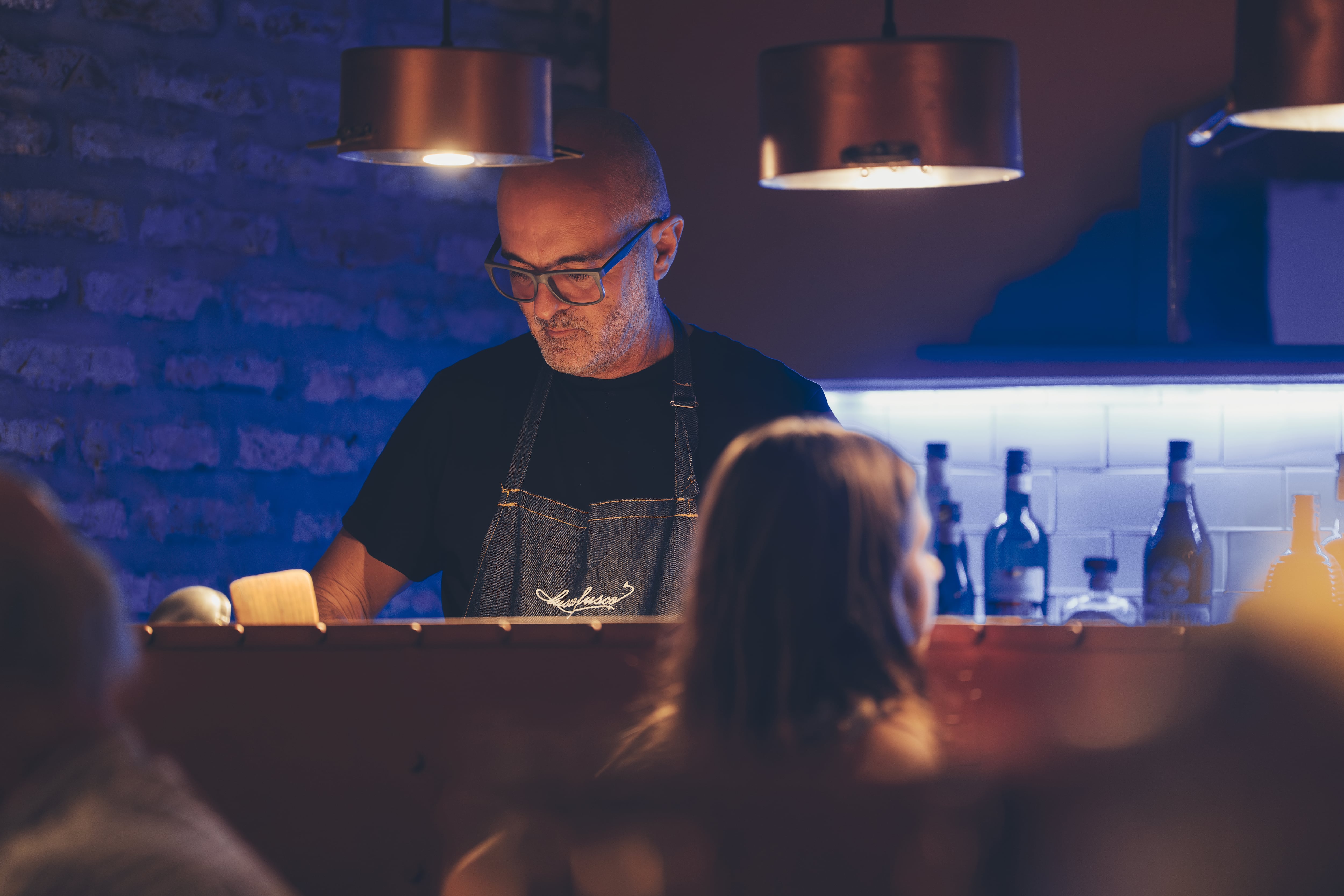 Leo comenzó desempeñándose con el Gato Dumas, para luego trabajar tres años en cocinas de España