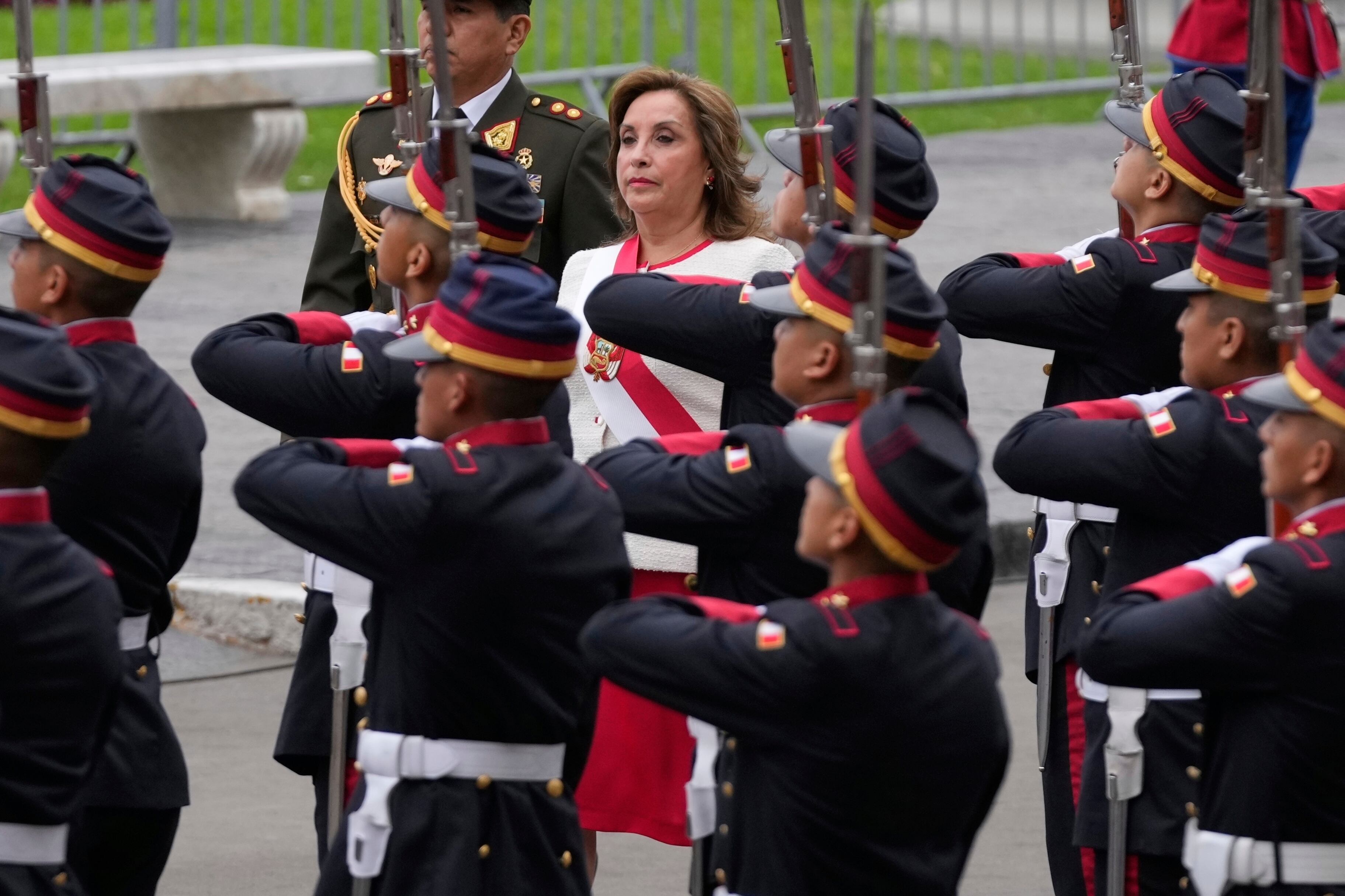 La presidenta peruana Dina Boluarte llega a la catedral para asistir a misa el Día de la Independencia, el lunes 28 de julio de 2025, en Lima, Perú. (AP Foto/Martín Mejía)