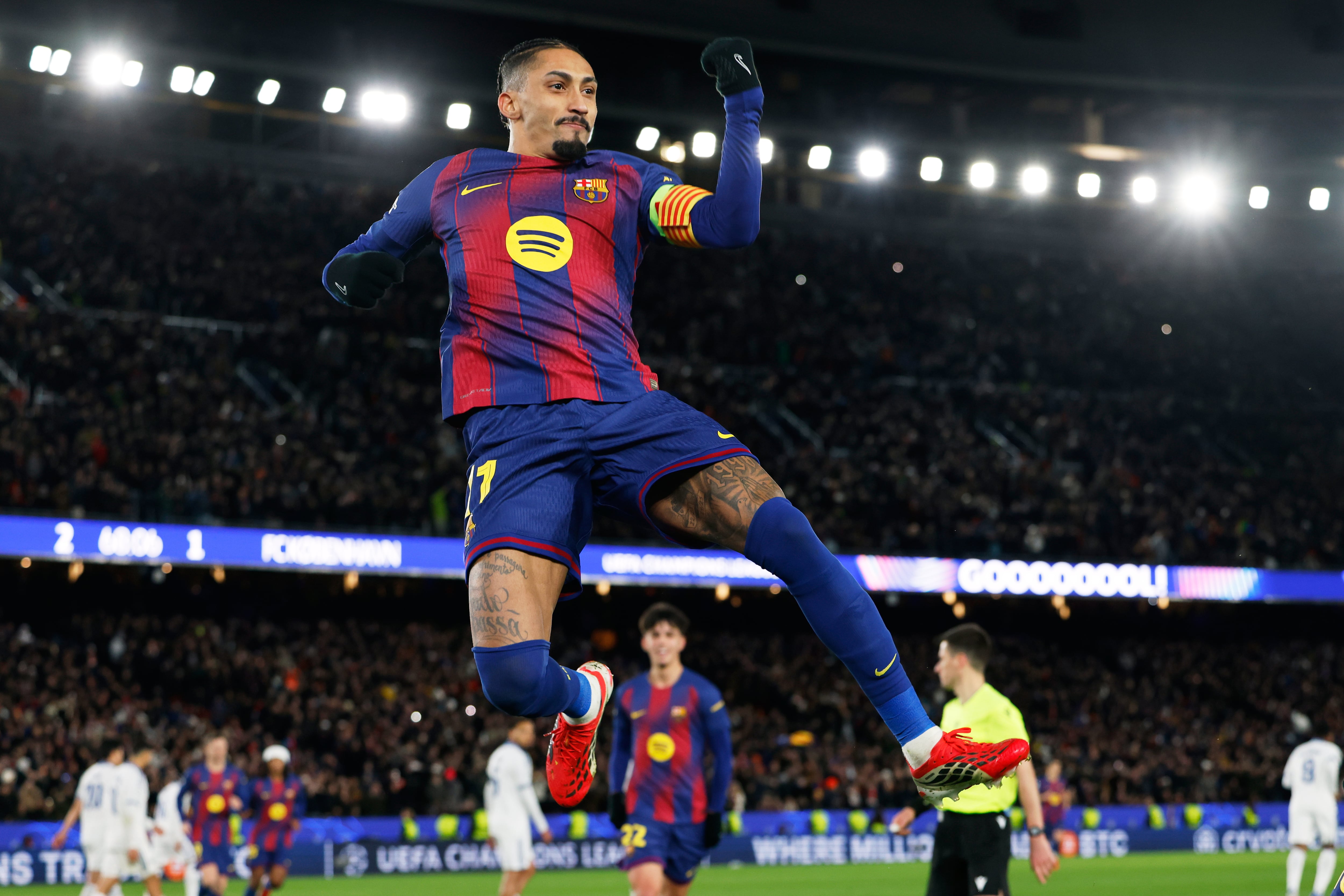 Raphinha celebra tras anotar de penal el tercer gol del Barcelona ante Copenhague; el conjunto culé es el único equipo español en entrar al Top 8 de la Champions League. (AP Foto/Joan Monfort)