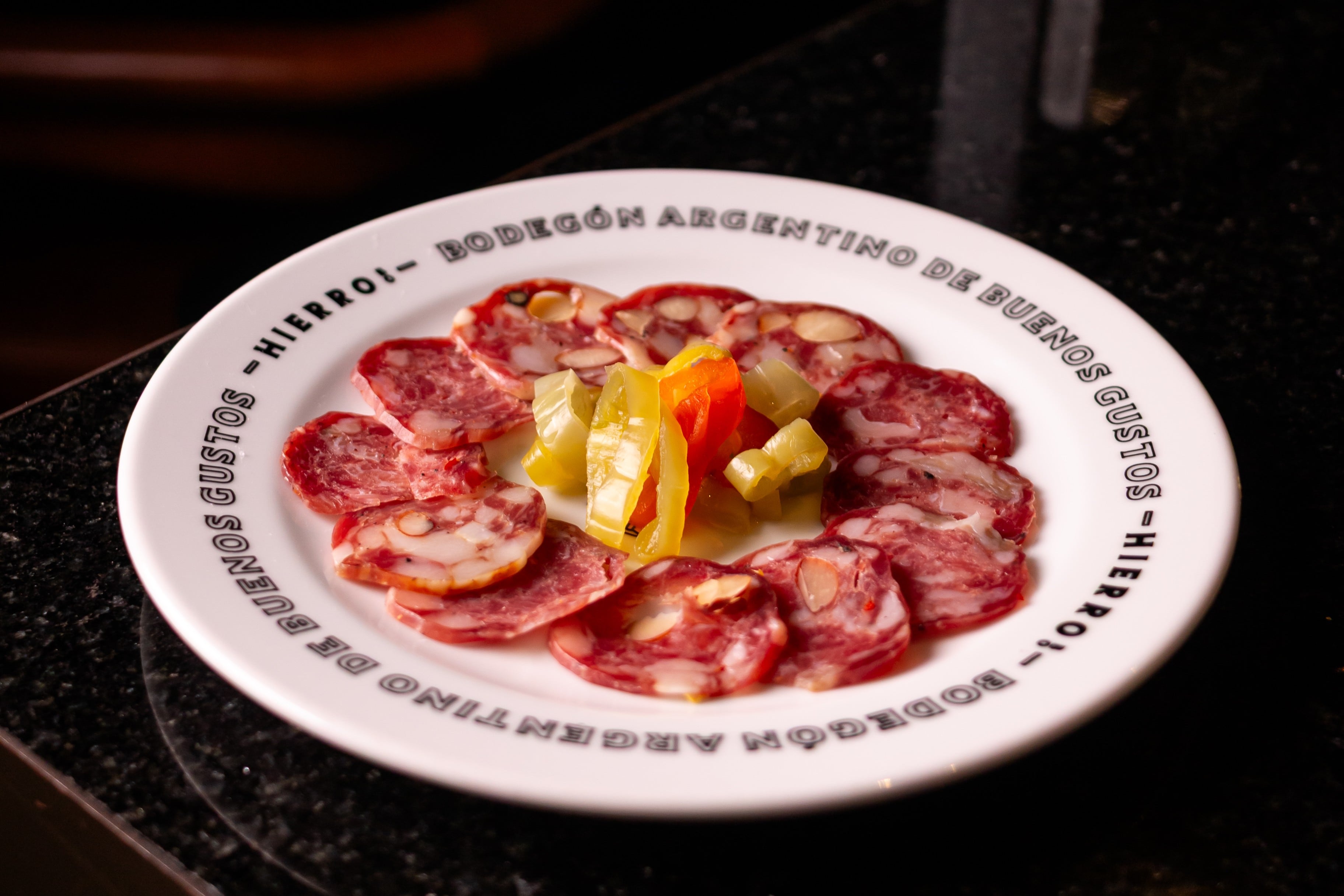Dónde conseguir embutidos y quesos de primera en Buenos Aires 19 Salame tandilero con almendras
