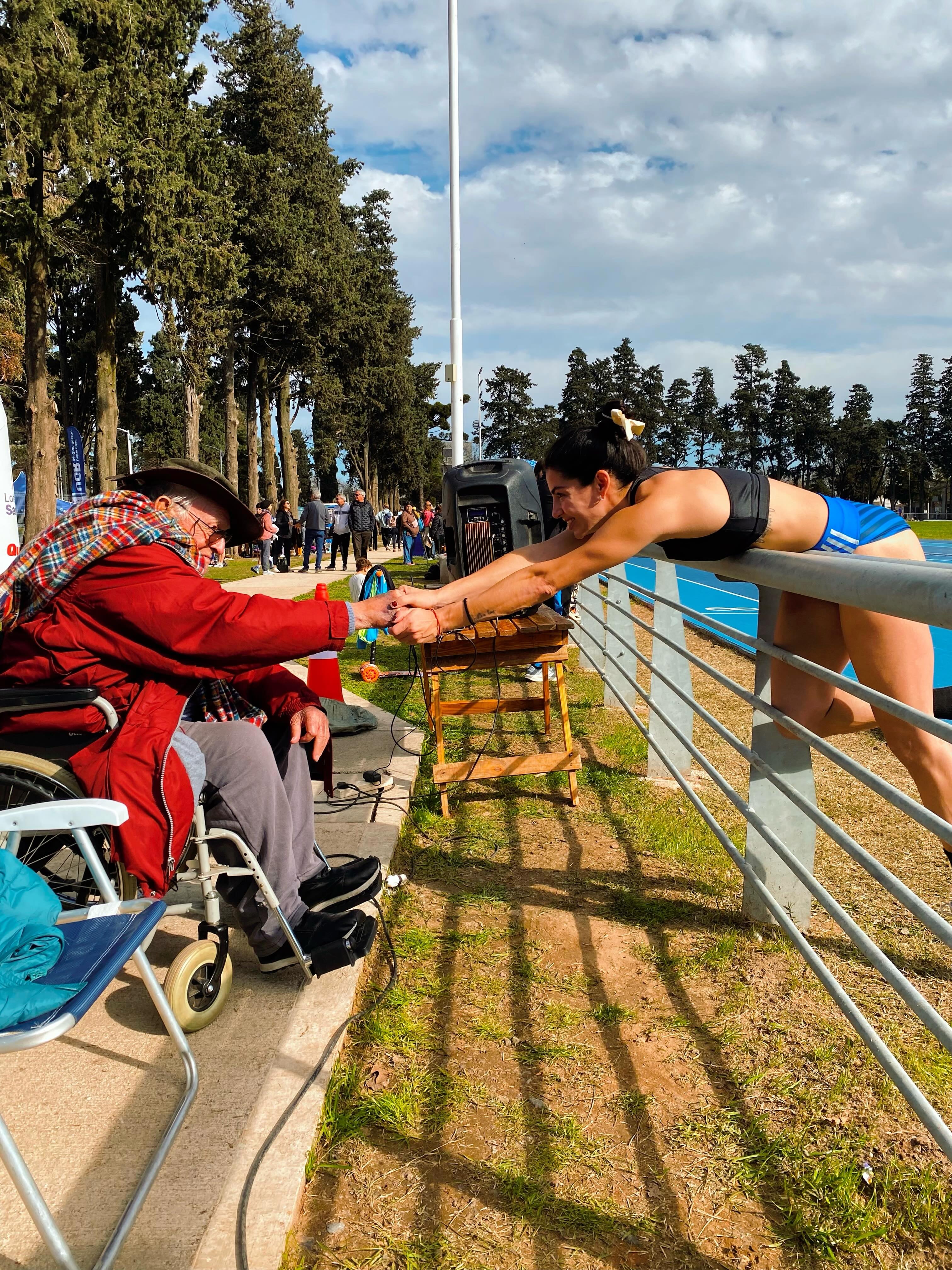 Rodolfo Barizza, su gran entrenador de toda la vida, que tiene 94 años y está en silla de ruedas, acompañó a Betsabé en el torneo donde se sintió renacer