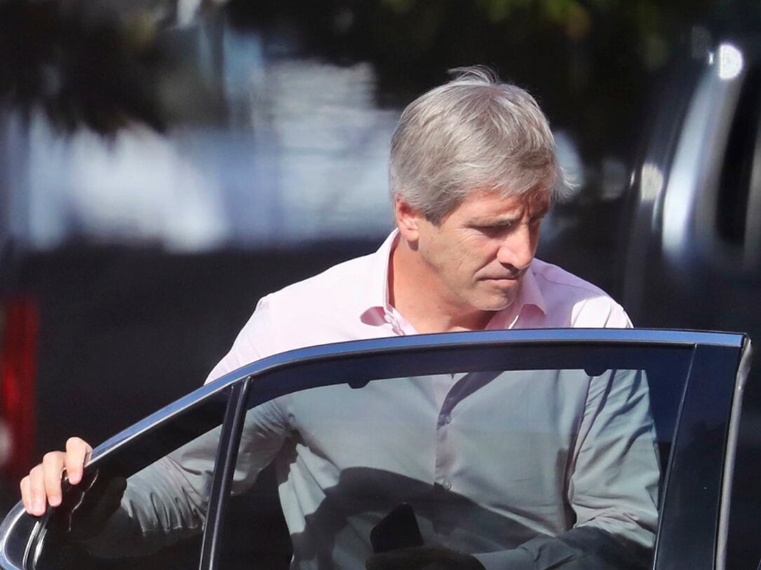 El ministro de Economía, Luis Caputo, saliendo de Casa Rosada.