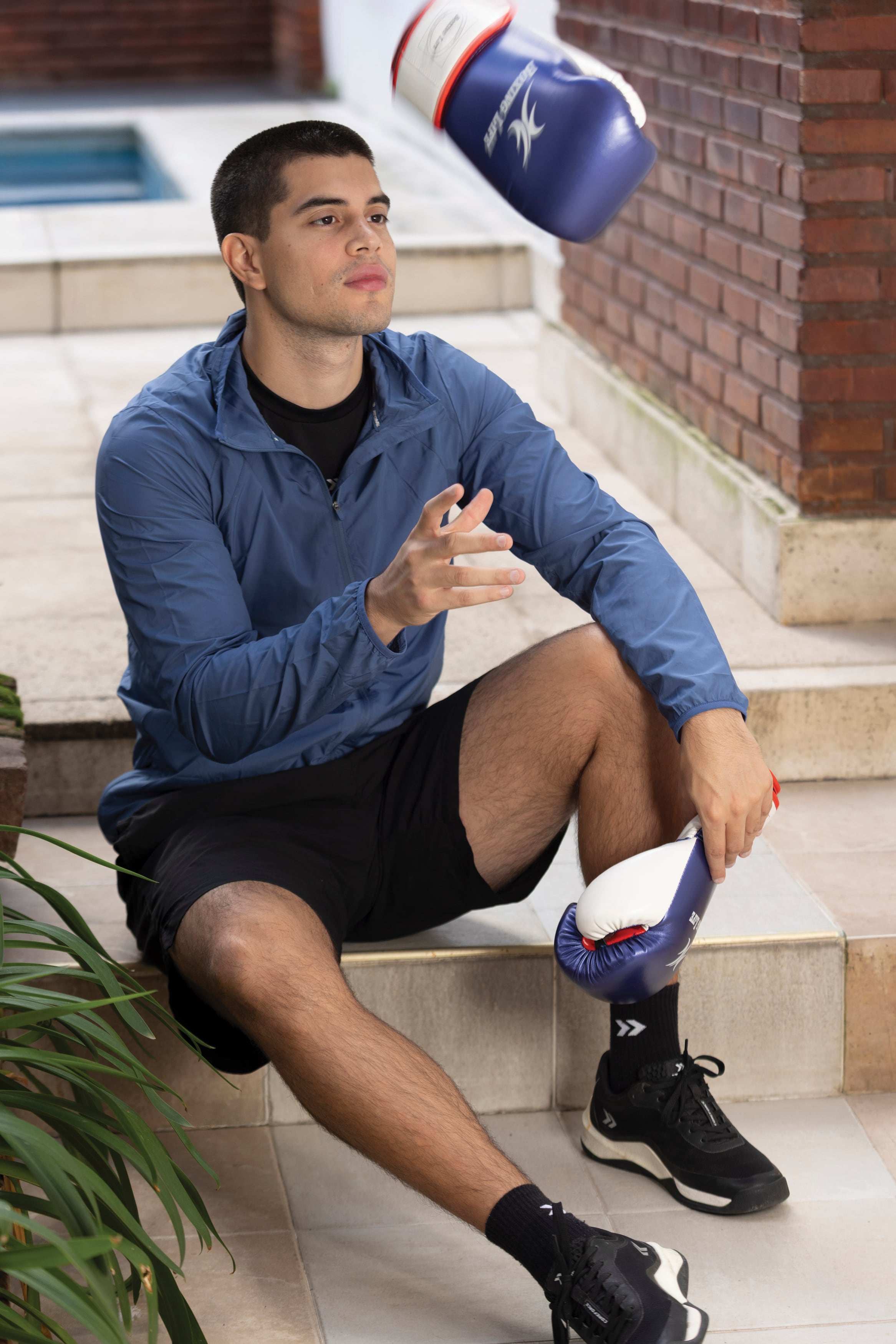 Para personificar a un boxeador, Agustín
se sometió a un duro entrenamiento deportivo. “Mi plan era no hacer un papelón. Definitivamente, siento que puedo tomar otros caminos antes que golpear y golpearme”,
dice