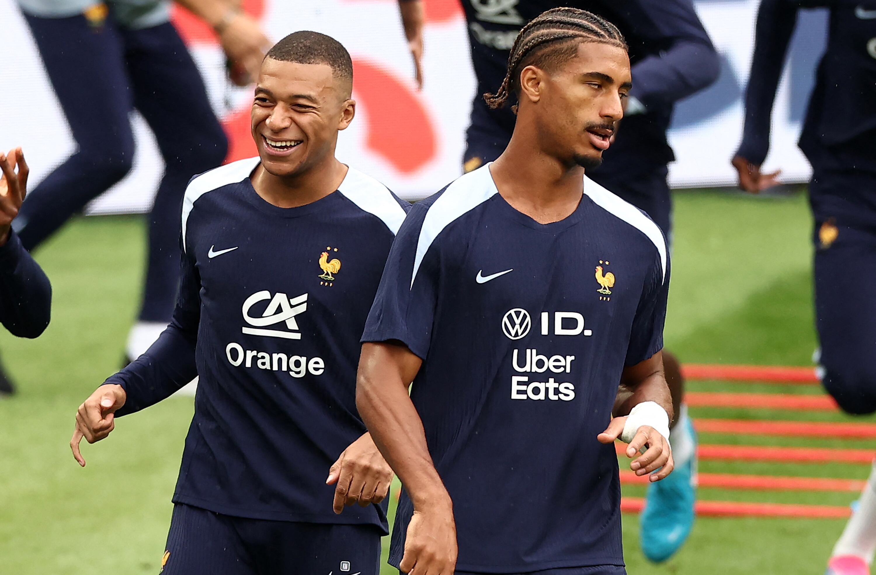 Olise con Kylian Mbappé, compartiendo entrenamiento en la selección de Francia