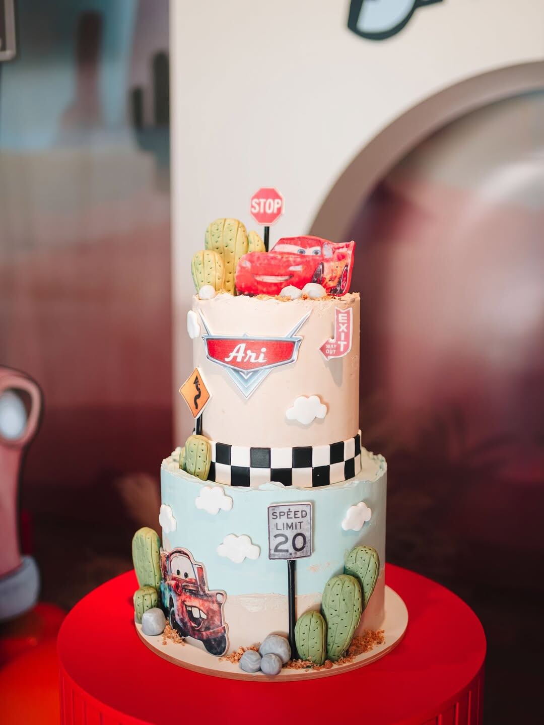 La torta tuvo dos pisos y estuvo decorada con los personajes de la película (Foto: Instagram @stephaniedemner)