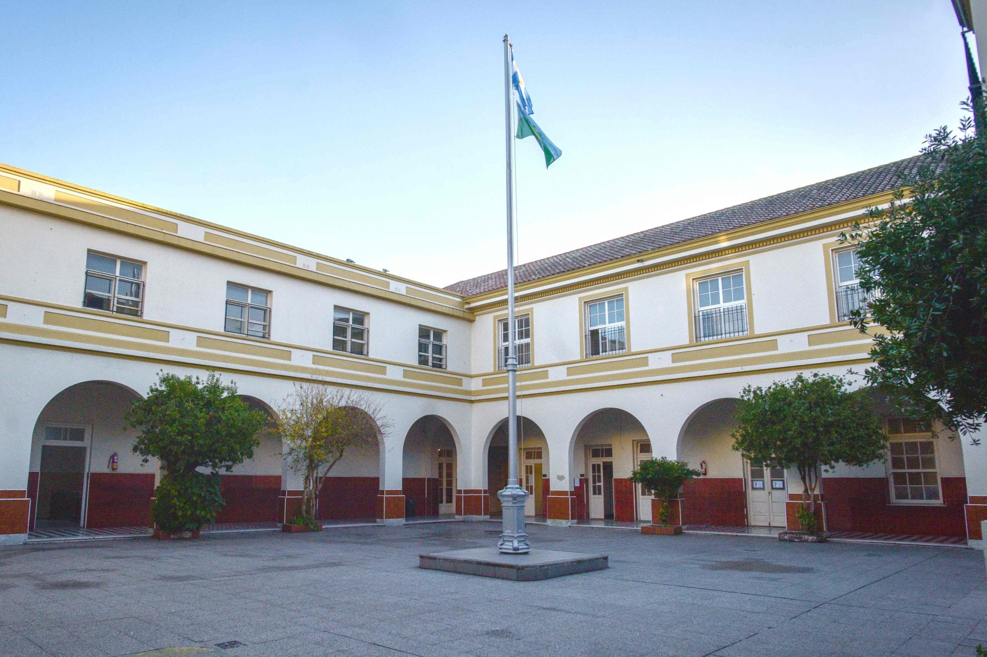 Patio del colegio al que fue el Dibu en Mar del Plata