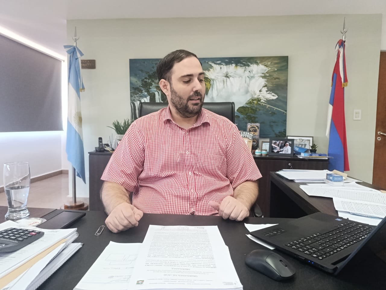 Sebely mira los mensajes, en su despacho. Al principio de su gestión arrancaba en su oficina a las 5