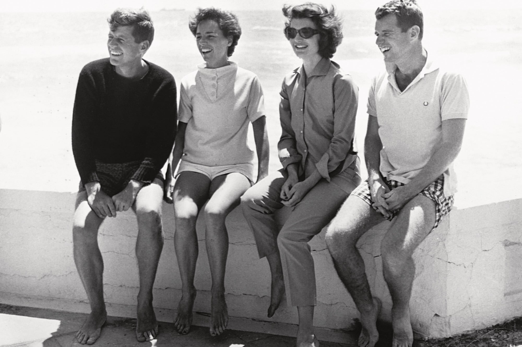 Los hermanos John (a la izquierda) y Bobby Kennedy con sus mujeres, Jackie y Ethel, disfrutando de un día de playa en 1953