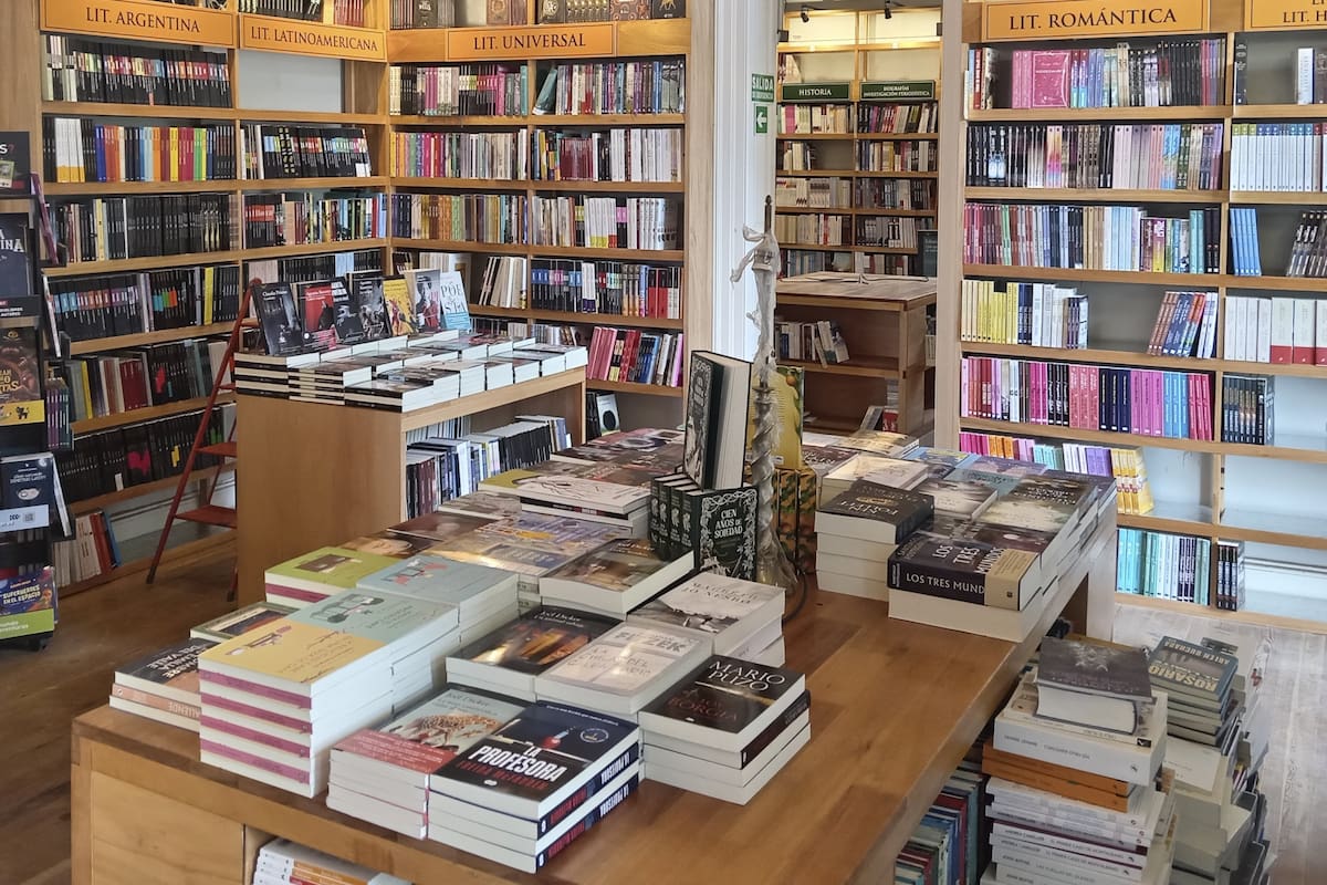 Villa Lola renasce em Adroge e repleta de livros