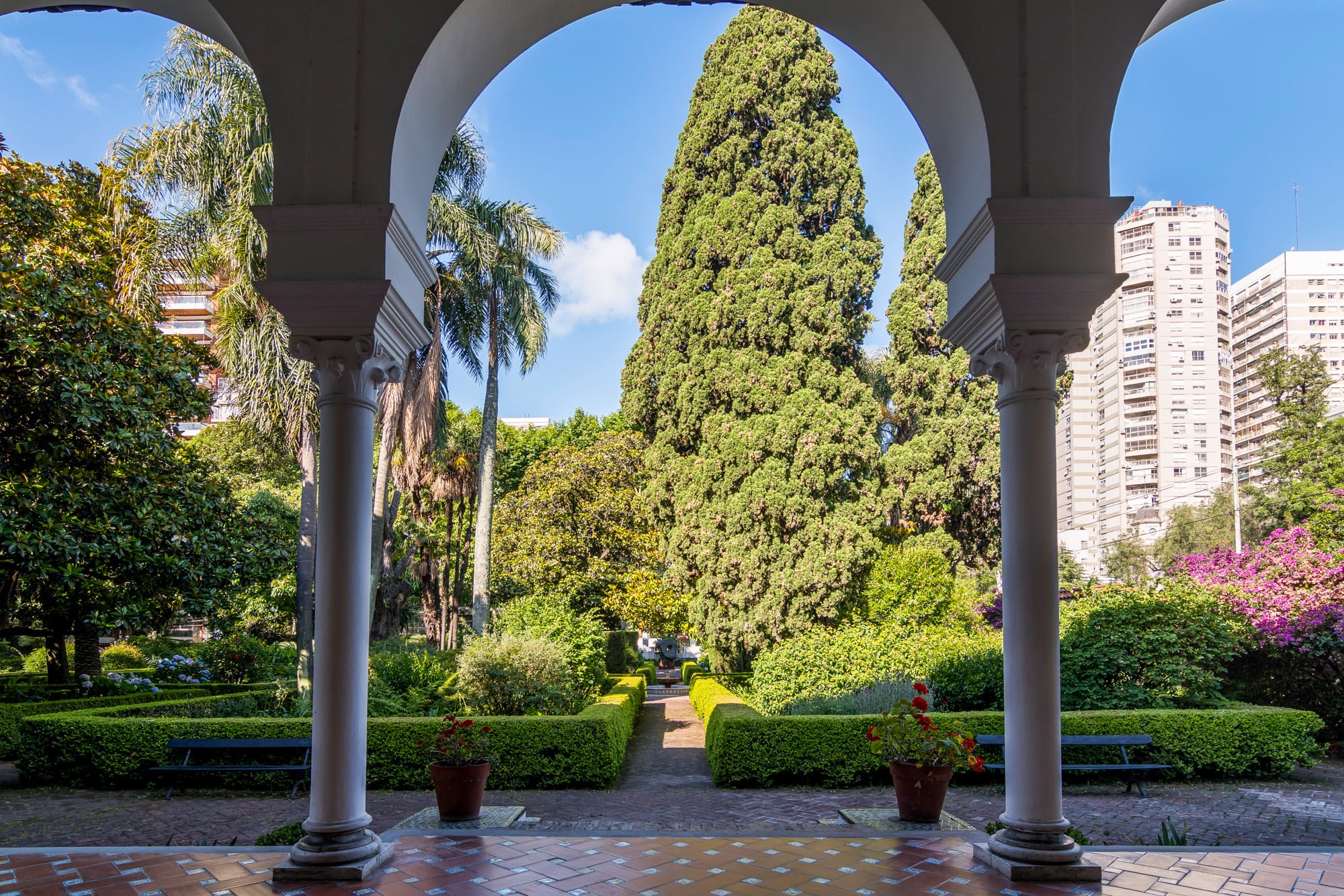 Detrás de la fachada andaluza del Museo Larreta se despliega un jardín hispano morisco inspirado en el Generalife