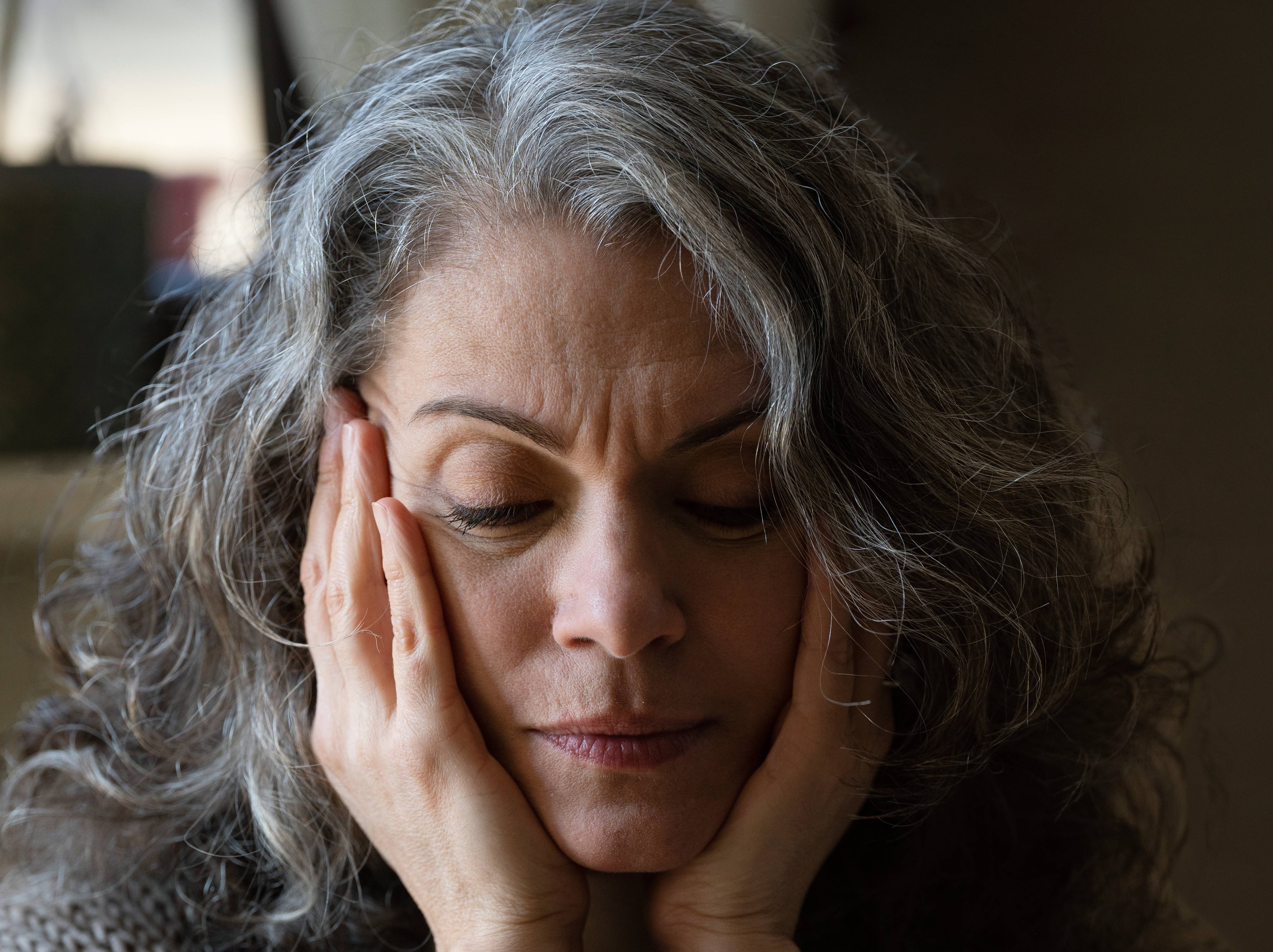 El prolapso vaginal anterior se produce cuando la vejiga cae de su posición habitual en la pelvis y empuja la pared de la vagina