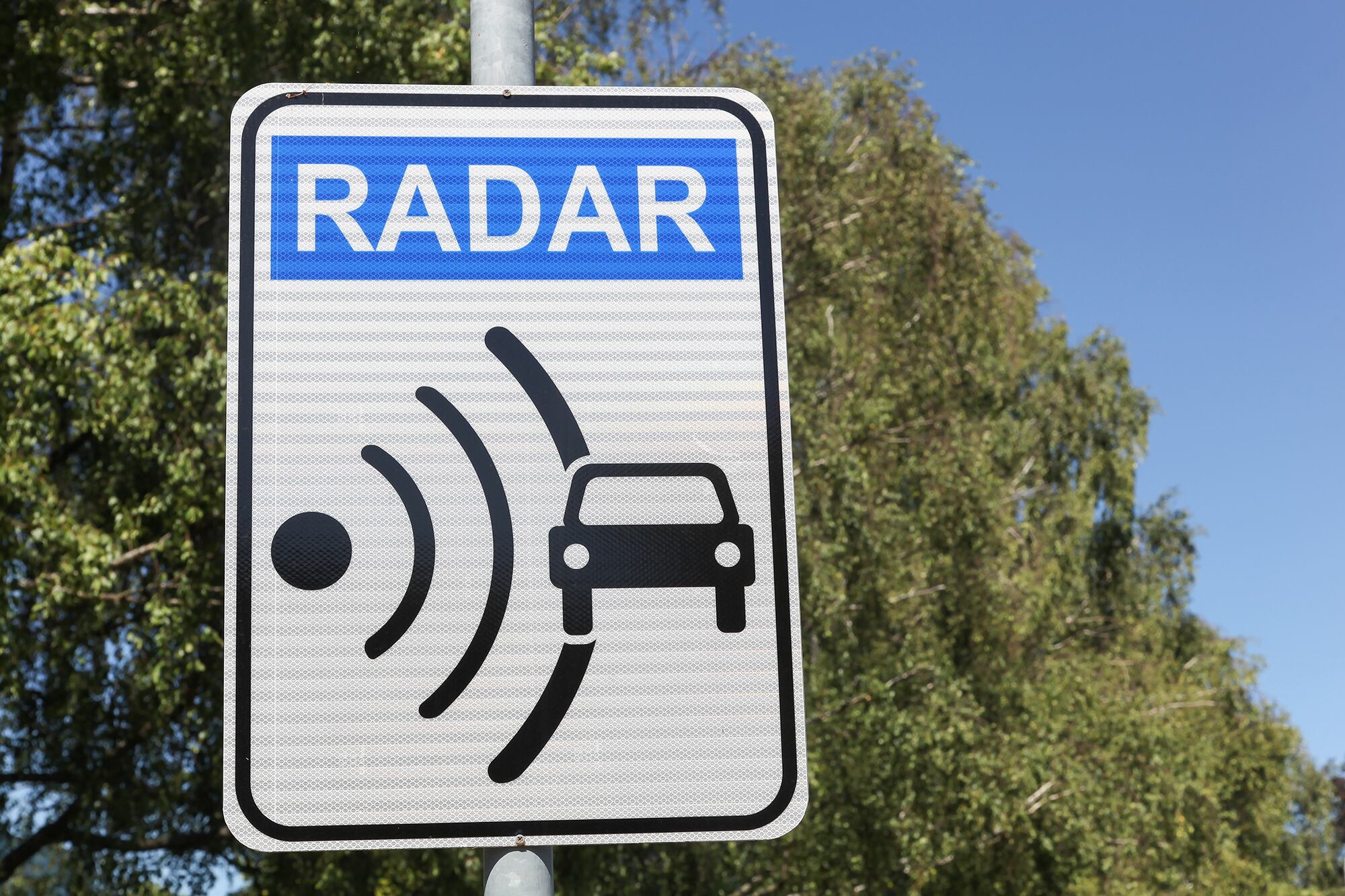 Todos los radares de velocidad deben estar previamente señalizados en la Argentina