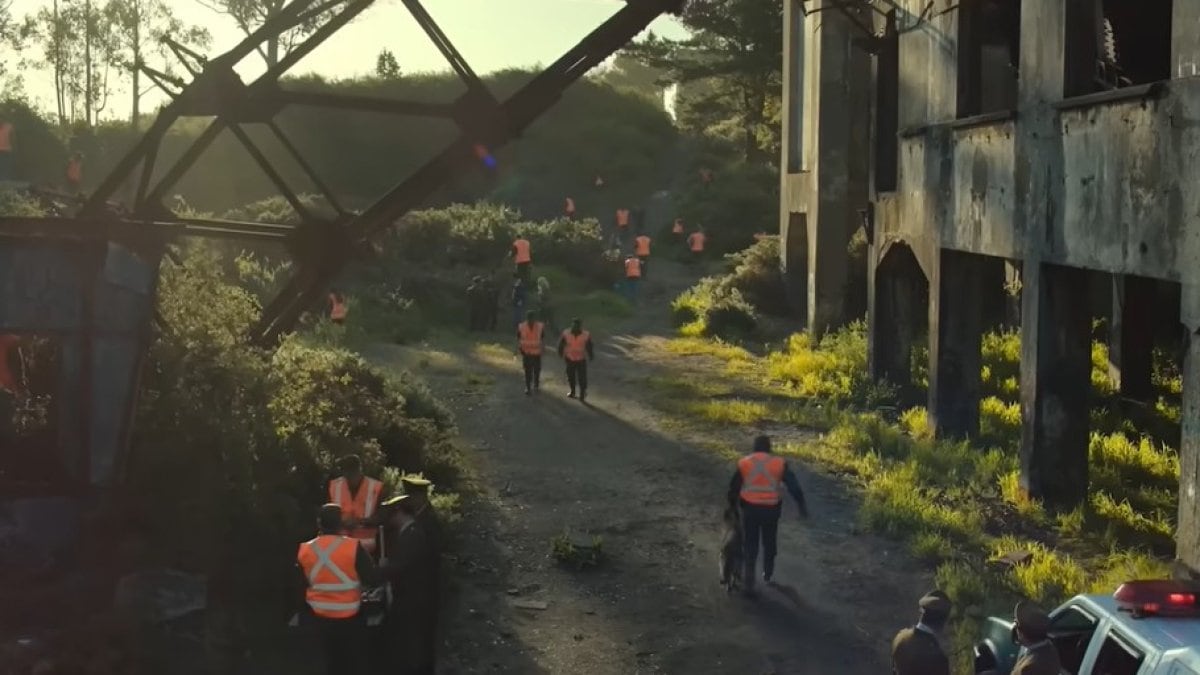 La ficción sugiere que la desaparición no fue un hecho aislado, sino que involucró redes de poder, influencias políticas y corrupción institucional (Foto: Netflix)