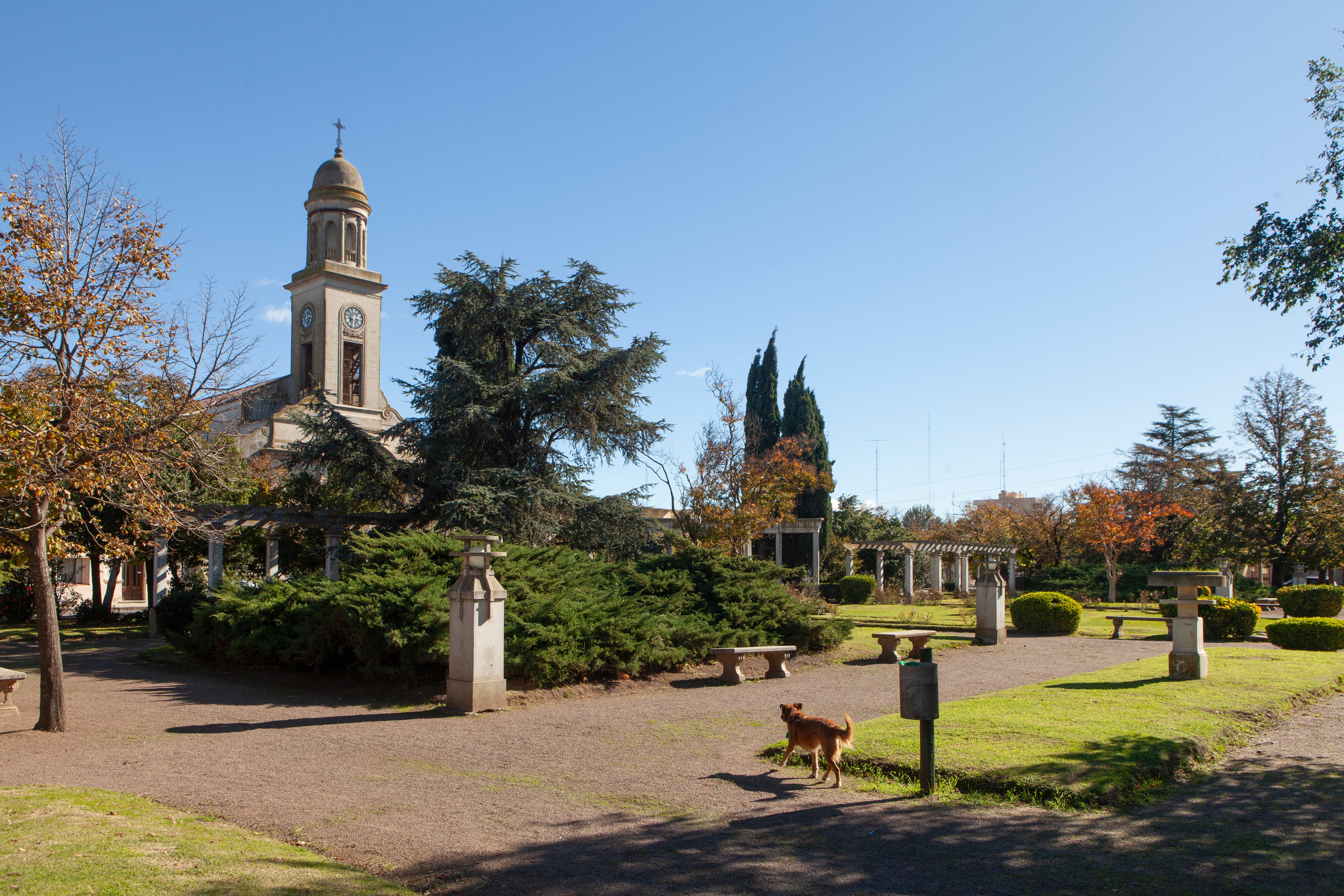 La plaza Pascual Pringles, con la parroquia Santa Rosa de Lima.