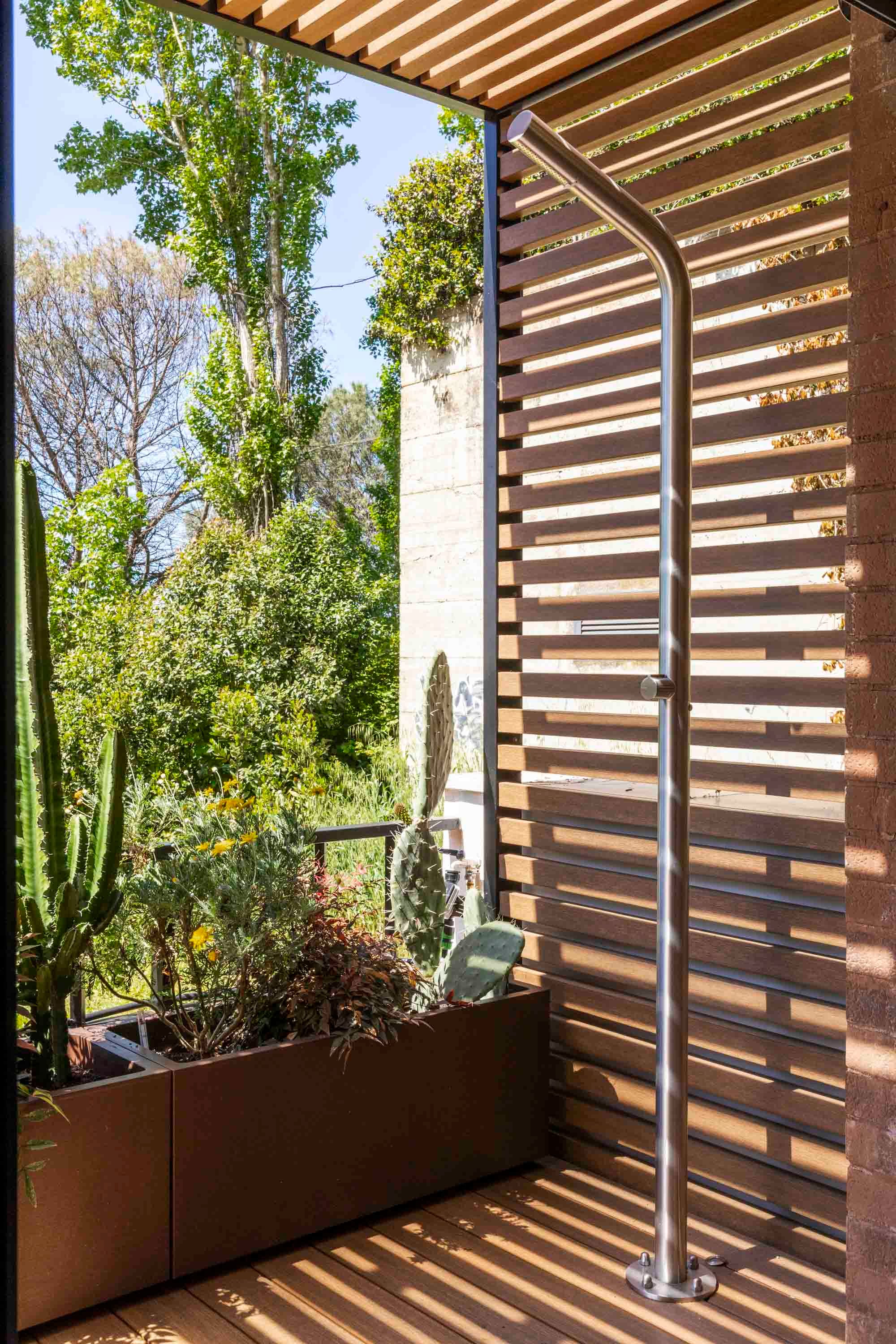 Ducha 'Cristina' (GruppoE Ceramiche Appia) con piso encastrable para exterior (Deco Deck).