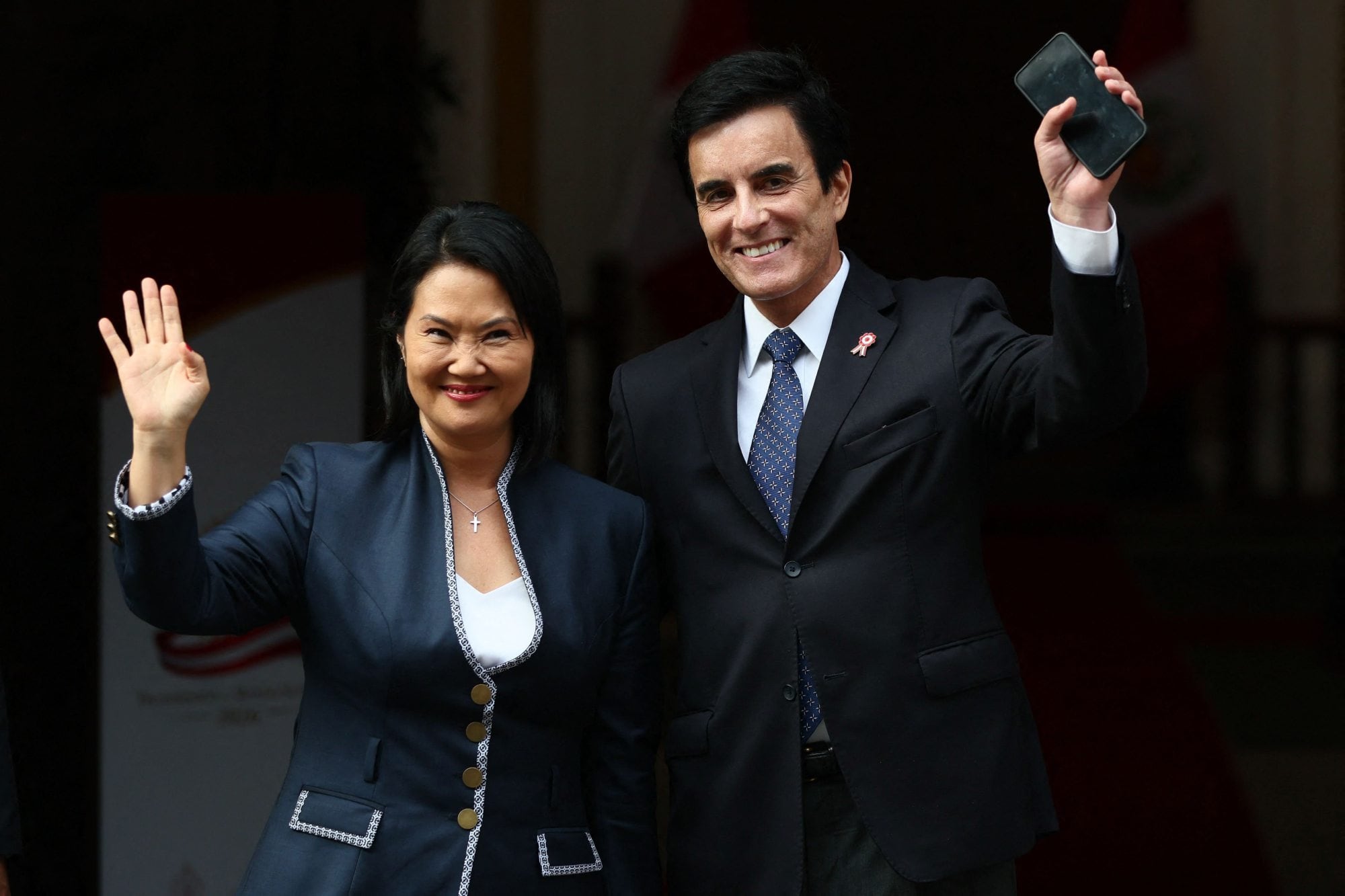 La presidenta electa de Perú, Keiko Fujimori (izquierda), y el ministro de Relaciones Exteriores designado, Carlo Espa, saludan mientras esperan la llegada de las delegaciones extranjeras al Ministerio de Relaciones Exteriores para reuniones bilaterales previas a la toma de posesión de Fujimori