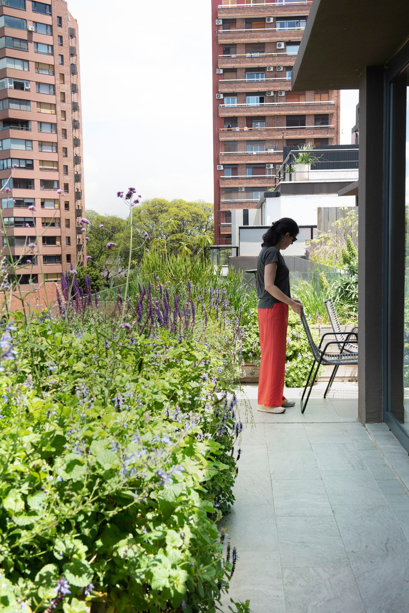Contra la baranda, un generoso macizo de plantas que, a pesar de ocupar más espacio, da una amplitud visual y desdibuja el límite