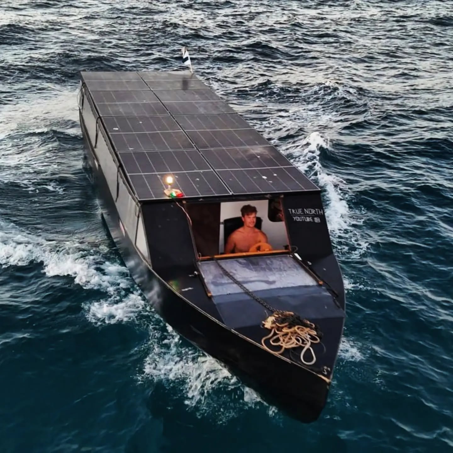 El barco mide aproximadamente 11 metros de eslora y 2,4 metros de manga