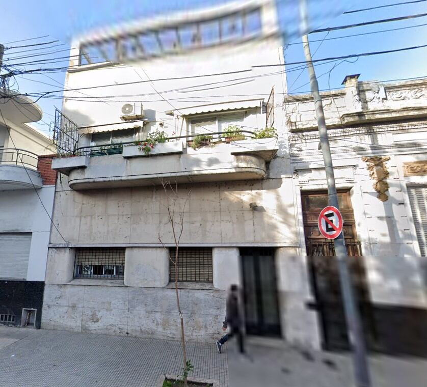 El departamento de dos ambientes se ubica en el contrafrente del terreno. La unidad se desarrolla en planta baja y cuenta con un espacio en entrepiso