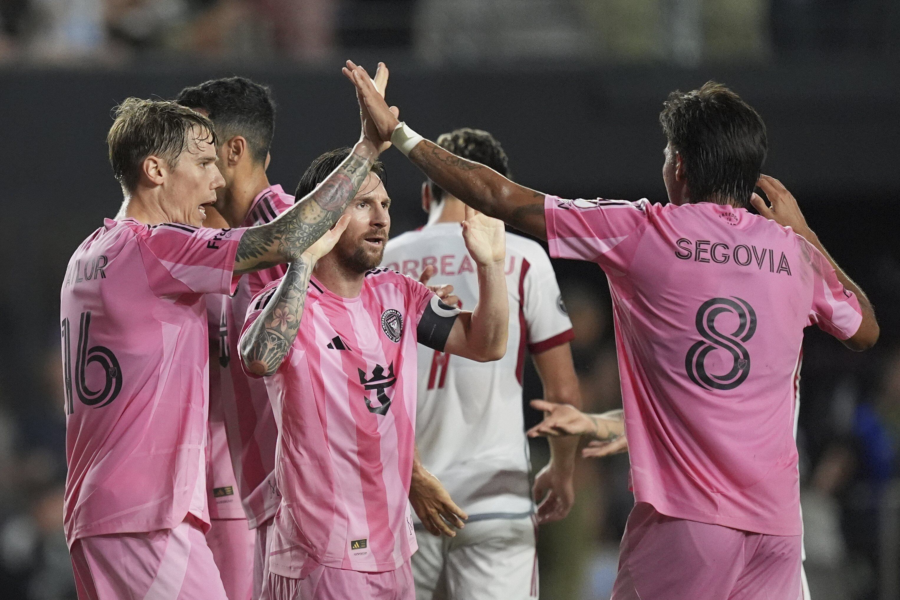 Messi celebra su gol con Telasco Segovia y con Robert Taylor