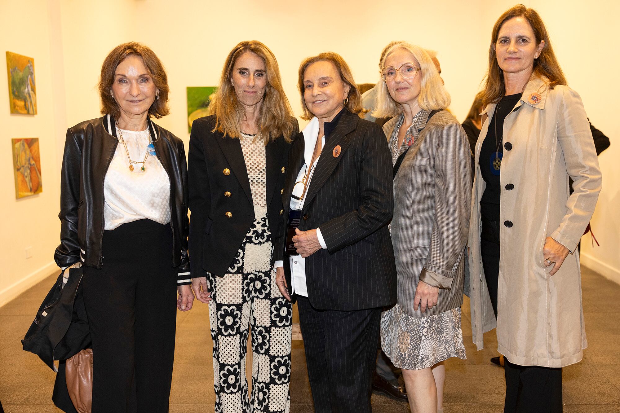 De izquierda a derecha: la vicepresidenta de Amigos de Bellas Artes, María Irene Pela Herrero, Mercedes Larreta, Teresa Bulgheroni; la artista gráfica Marius Riveiro Villar y la asesora de arte Cecilia Sartorius.