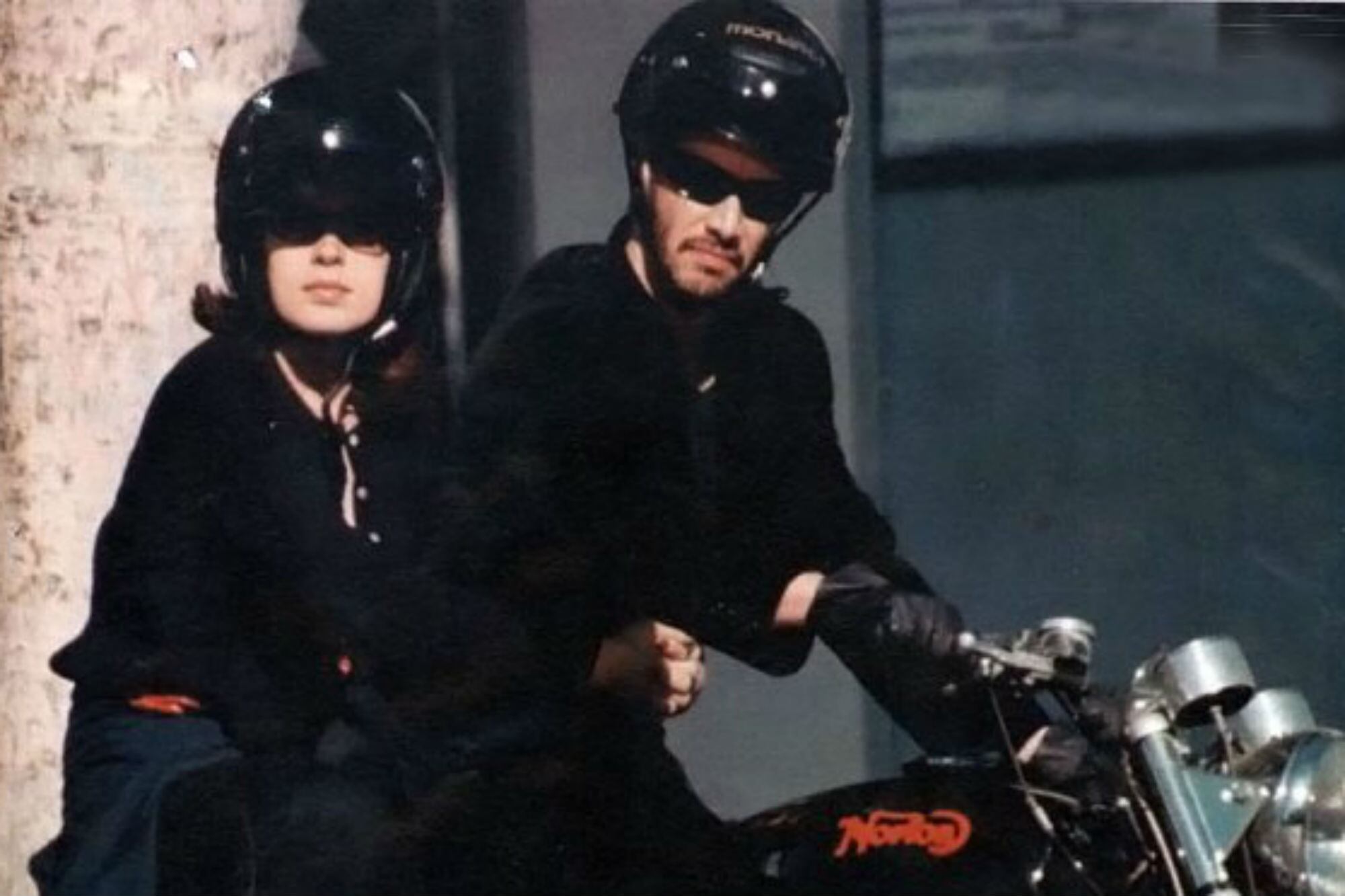 Entre 1998 y 1999 Keanu Reeves estuvo en pareja con Jennifer Syme; el 24 de diciembre de 1999 la actriz dio a luz a su hija Ava, quien falleció pocas horas después de su nacimiento