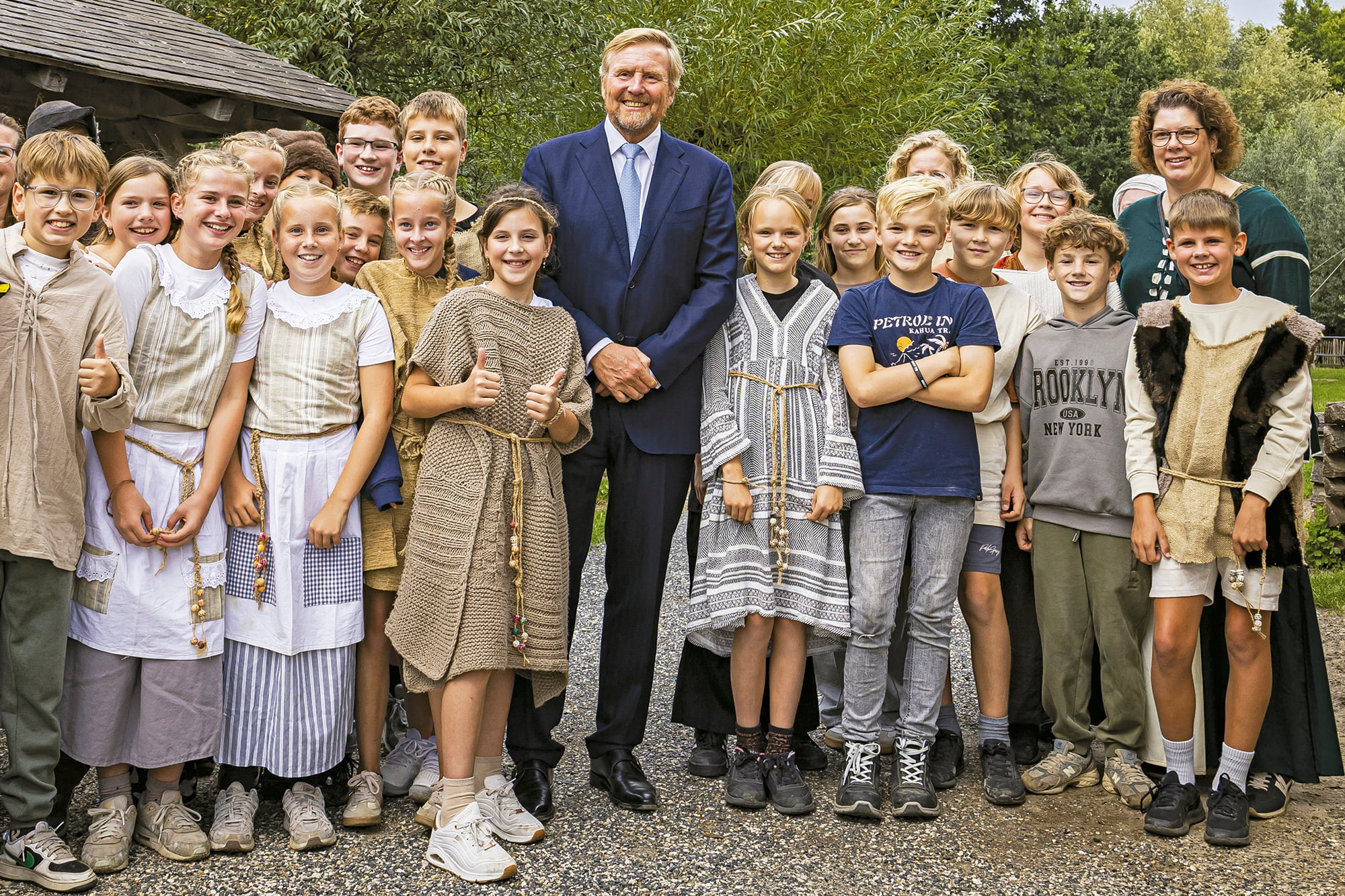 En su visita al Museumpark VONK de Eindhoven,
el rey Guillermo Alejandro posó junto a un
grupo de chicos tras recorrer el renovado
centro cultural