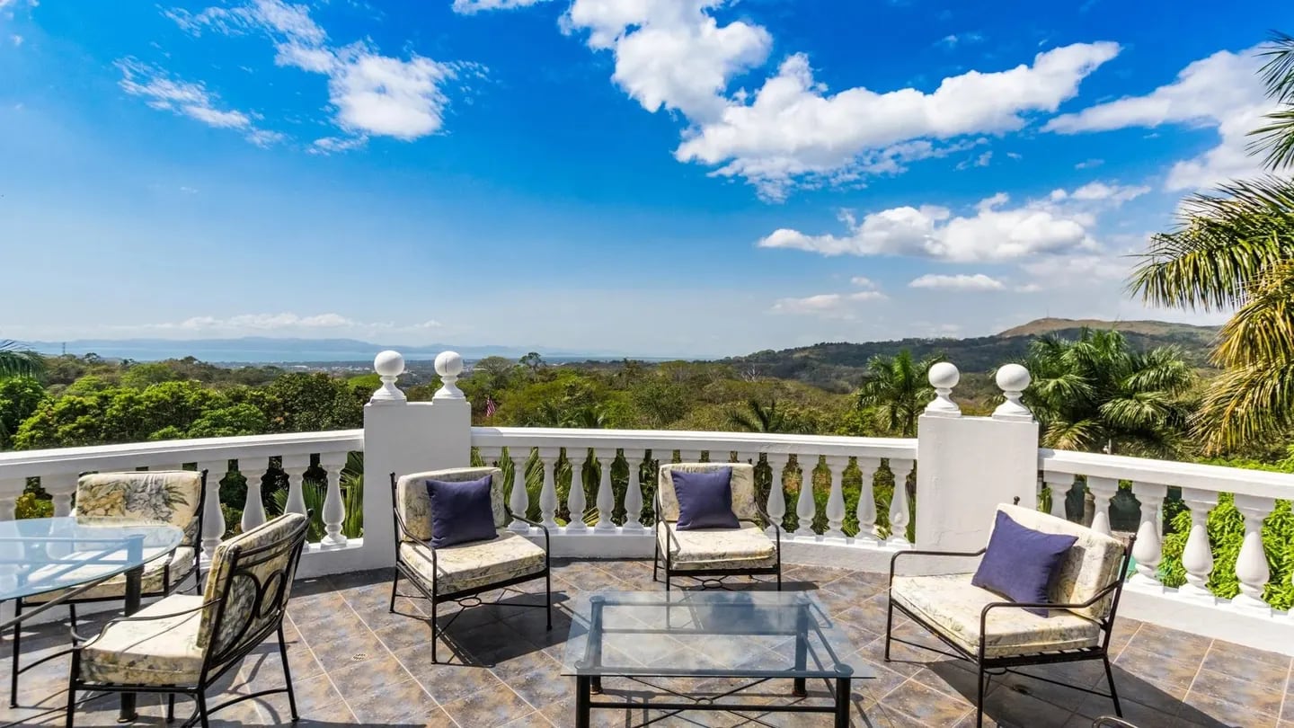 La residencia de arquitectura europea tiene terreno de cuatro acres (1,6 hectáreas) y construcciones auxiliares en una localidad histórica de Costa Rica