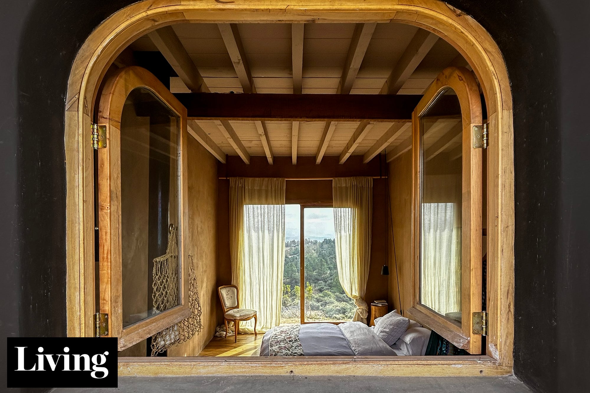De madera y adobe: el refugio de una interiorista que cambió la ciudad por las sierras de Córdoba