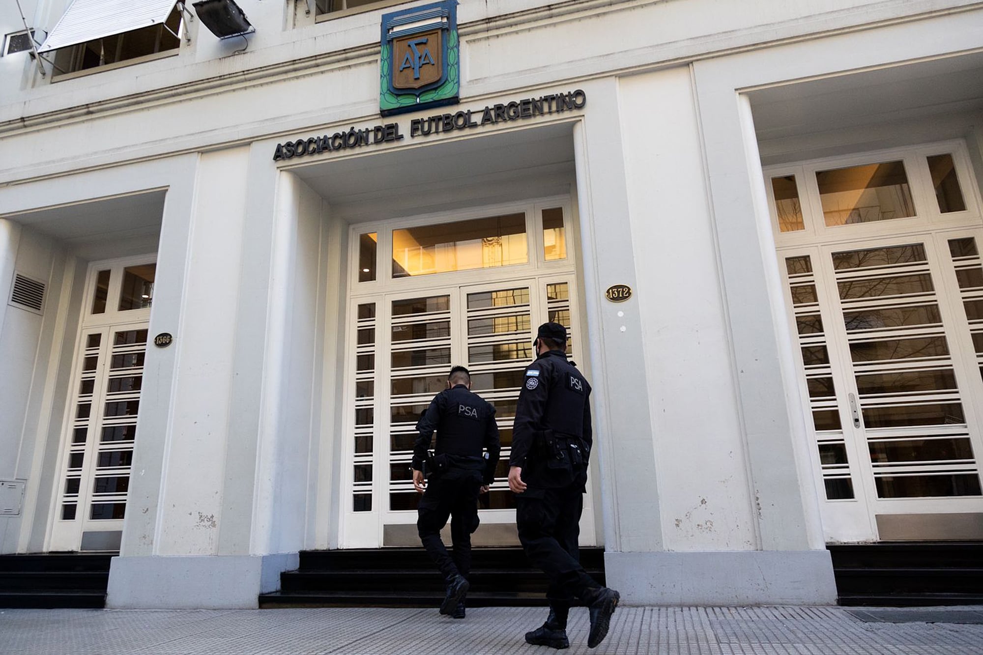 Ordenaron allanamientos en la AFA y en clubes de fútbol por el vínculo con la financiera ligada a Chiqui Tapia