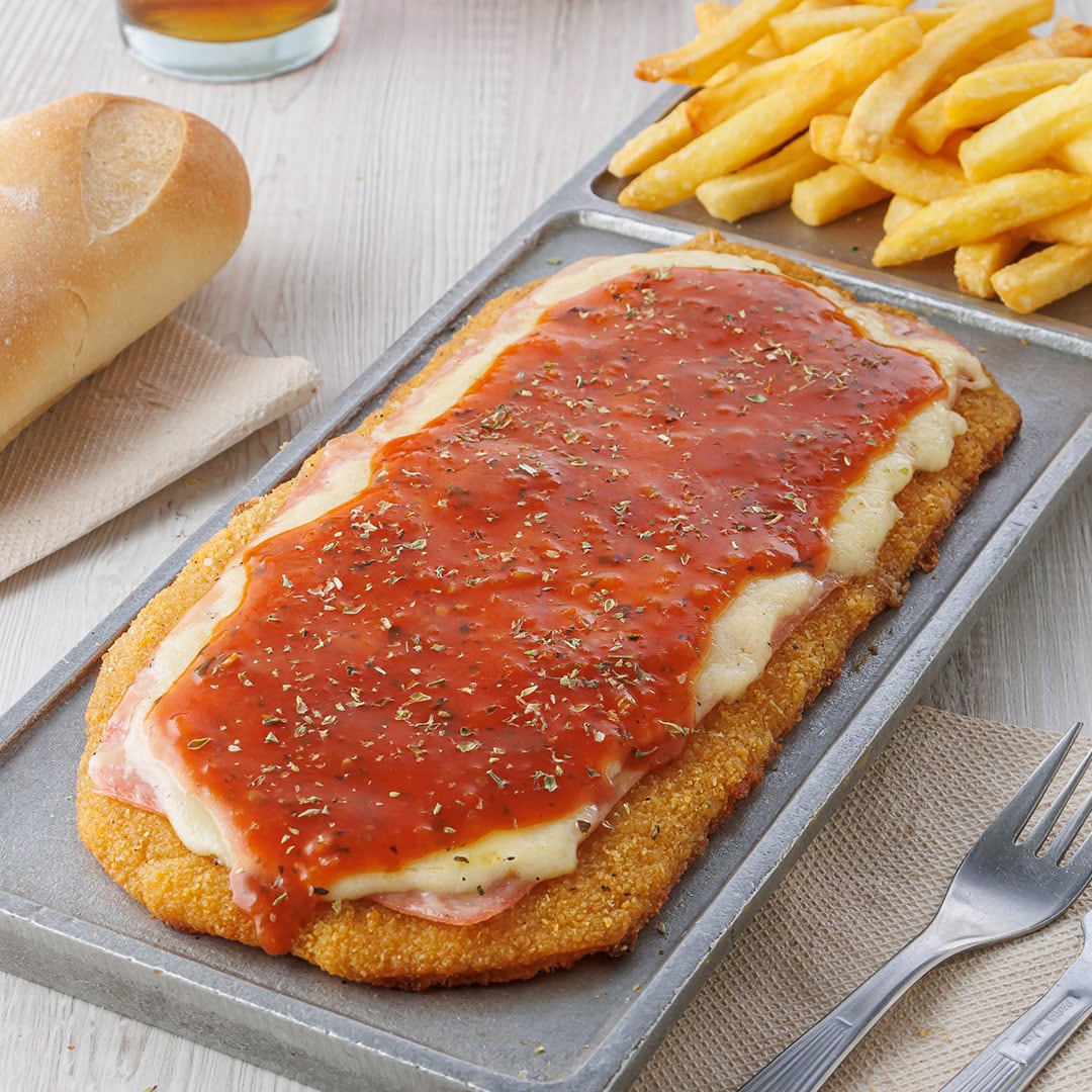 Entre otras especialidades, ofrecen milanesas a la napolitana