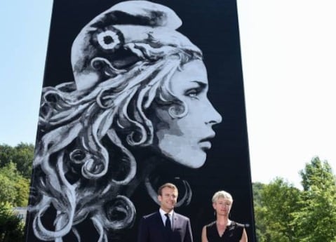 Representación callejera de Marianne, por la artista Yseult Digan, elegida por Macron (Getty Images)