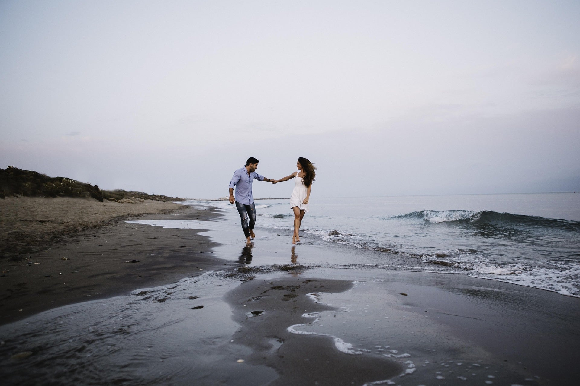 Manu e Inés comenzaron una relación pasional y vertiginosa, con viajes a la costa y promesas de amor