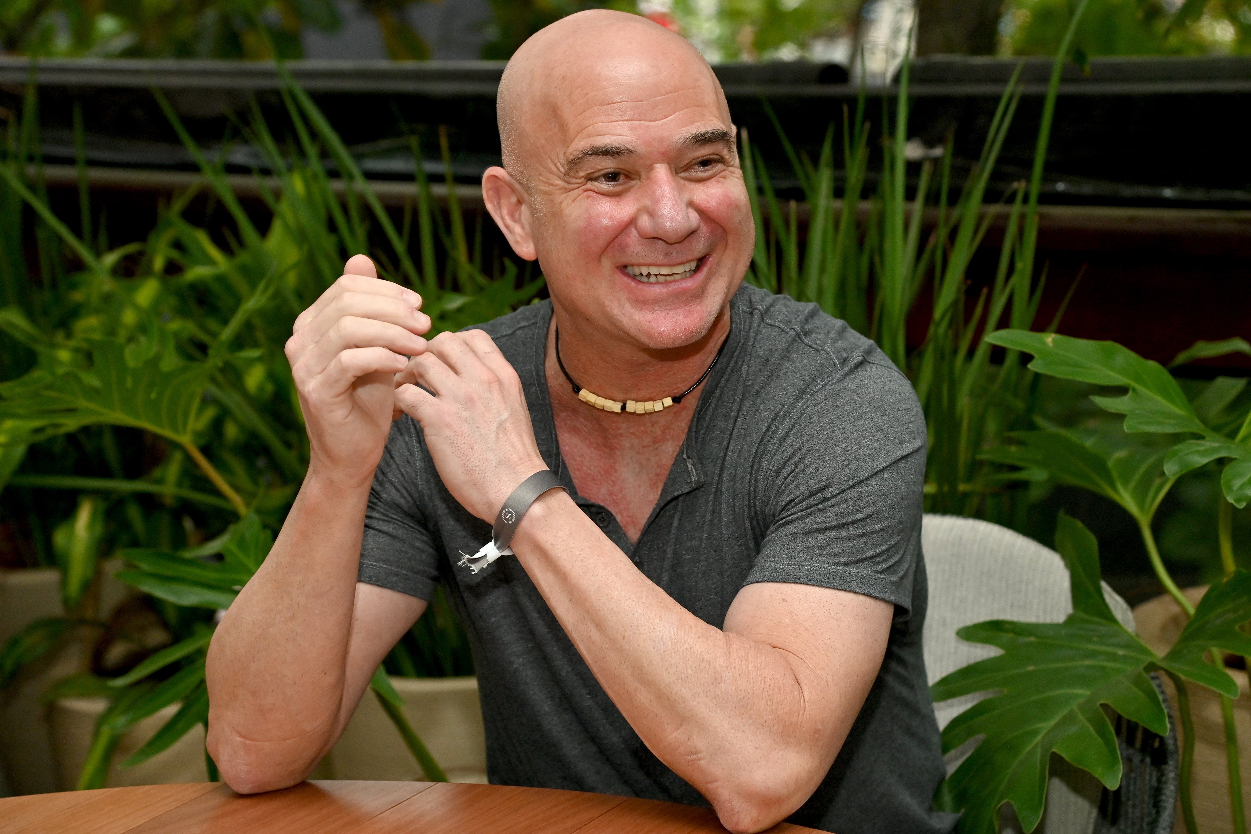 Andre Agassi, a los 55 años, en el Río Open, charlando con un grupo reducido de medios, entre ellos LA NACION