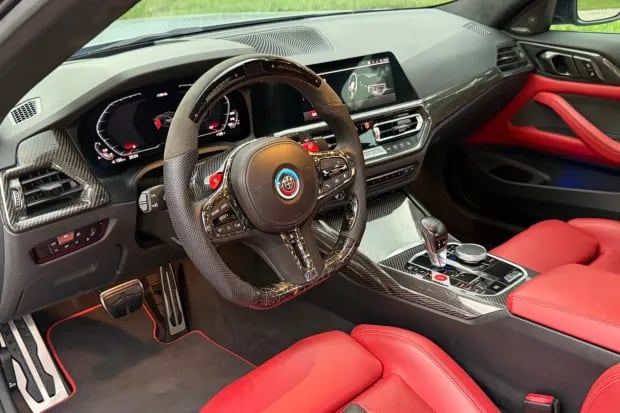El interior del modelo conserva gran parte del M4 Competition xDrive (Bring a trailer)