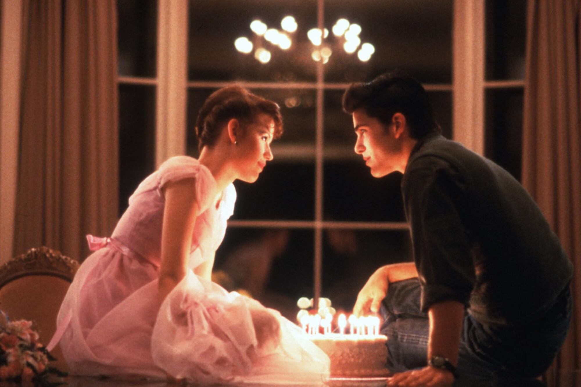 Molly Ringwald y Michael Schoeffling en una escena de Se busca novio