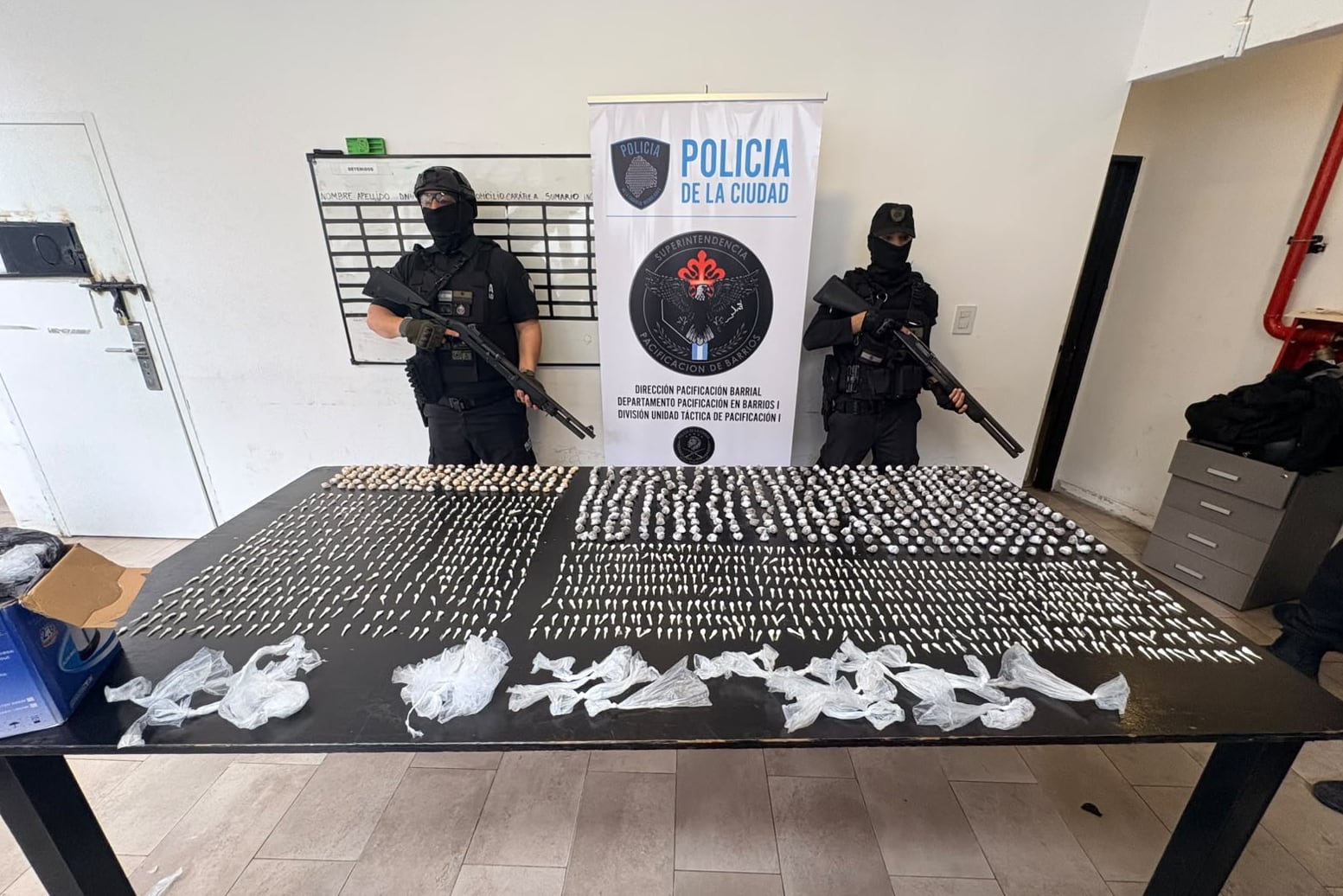 Detuvieron a dos narcos con vastos antecedentes que acopiaban más de 1400 dosis de cocaína, pasta base y marihuana en la Villa 31