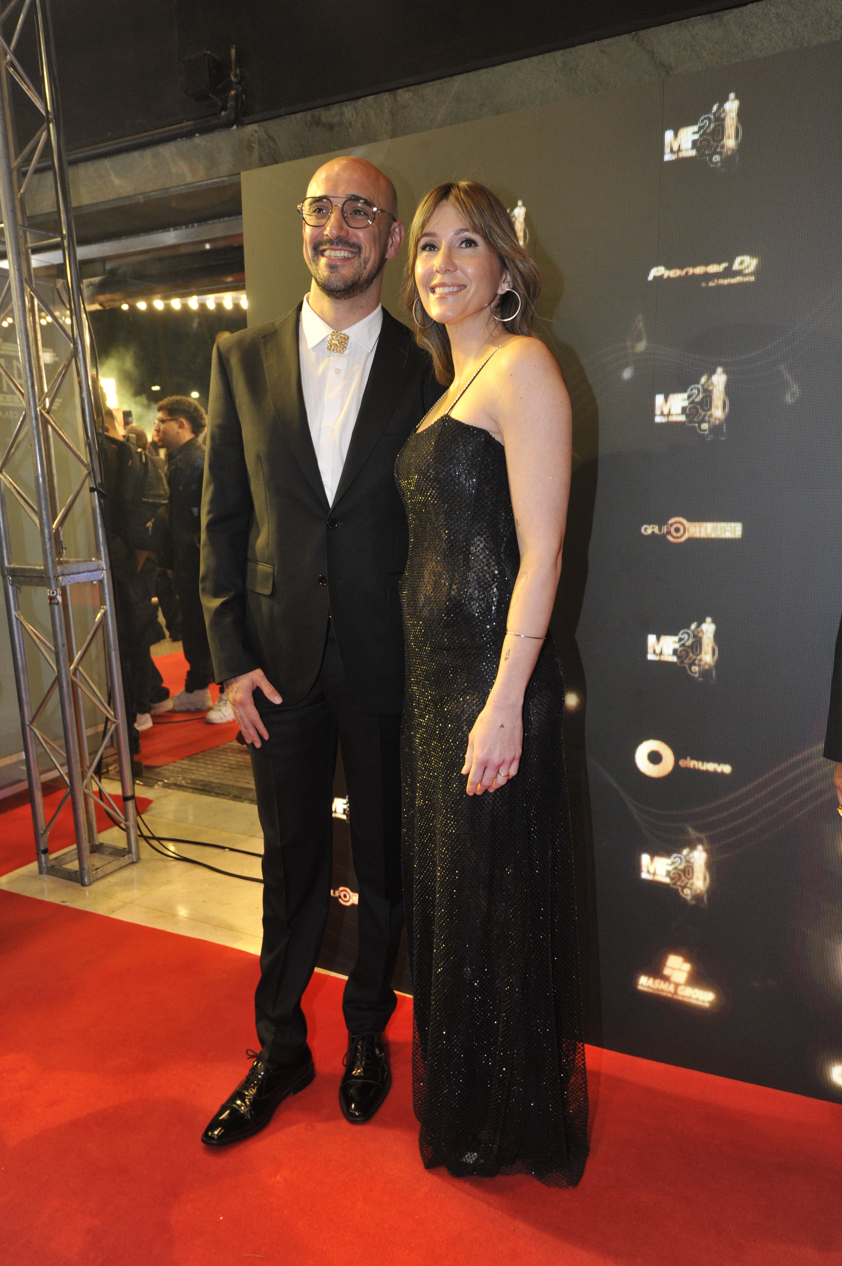 Abel Pintos llegó acompañado por su mujer Mora Calabrese. Mientras el cantante eligió un elegante traje que combinó con una camisa blanca y un broche en dorado, la chaqueña se sumó a la tendencia de los brillos y las transparencias con este sofisticado solero