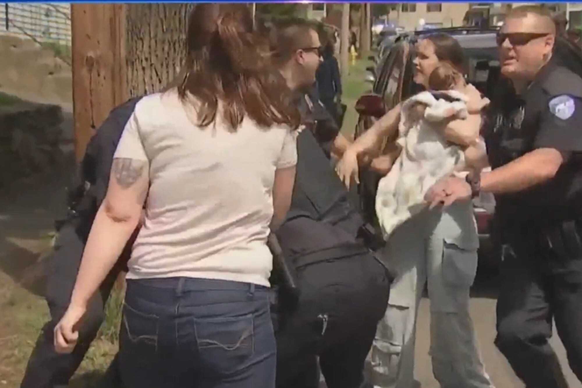 La intervención de la policía local, convocada por llamadas de emergencia, provocó tensión en una comunidad que reclamaba la liberación de la familia