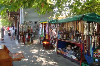 Recorrido: qué comprar en la Feria de Antigüedades del Tren de La Costa